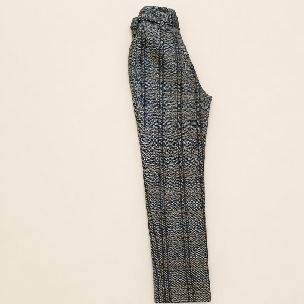 Pantalon Madeleine gris à chevrons , vue sur toute sa longueur à plat.