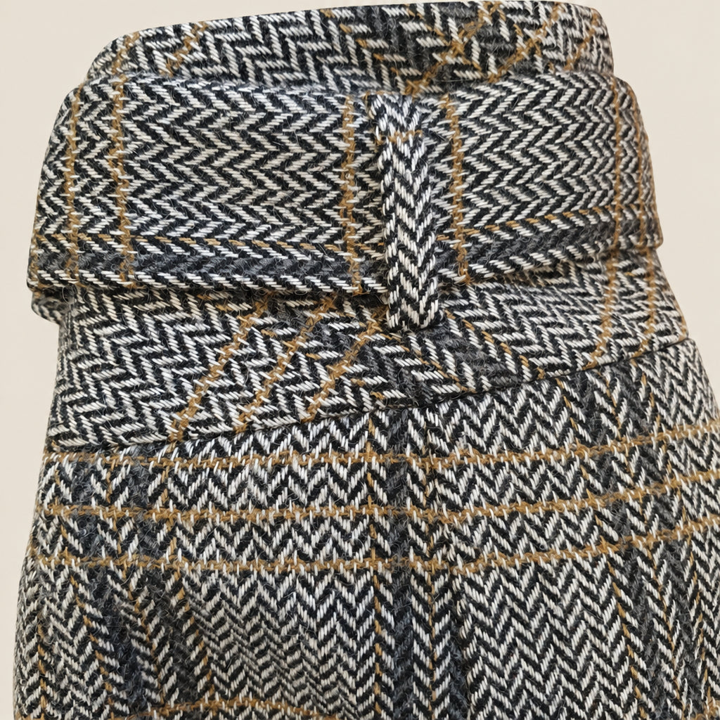 Vue rapprochée de la taille et du tissu à chevrons du pantalon gris Madeleine