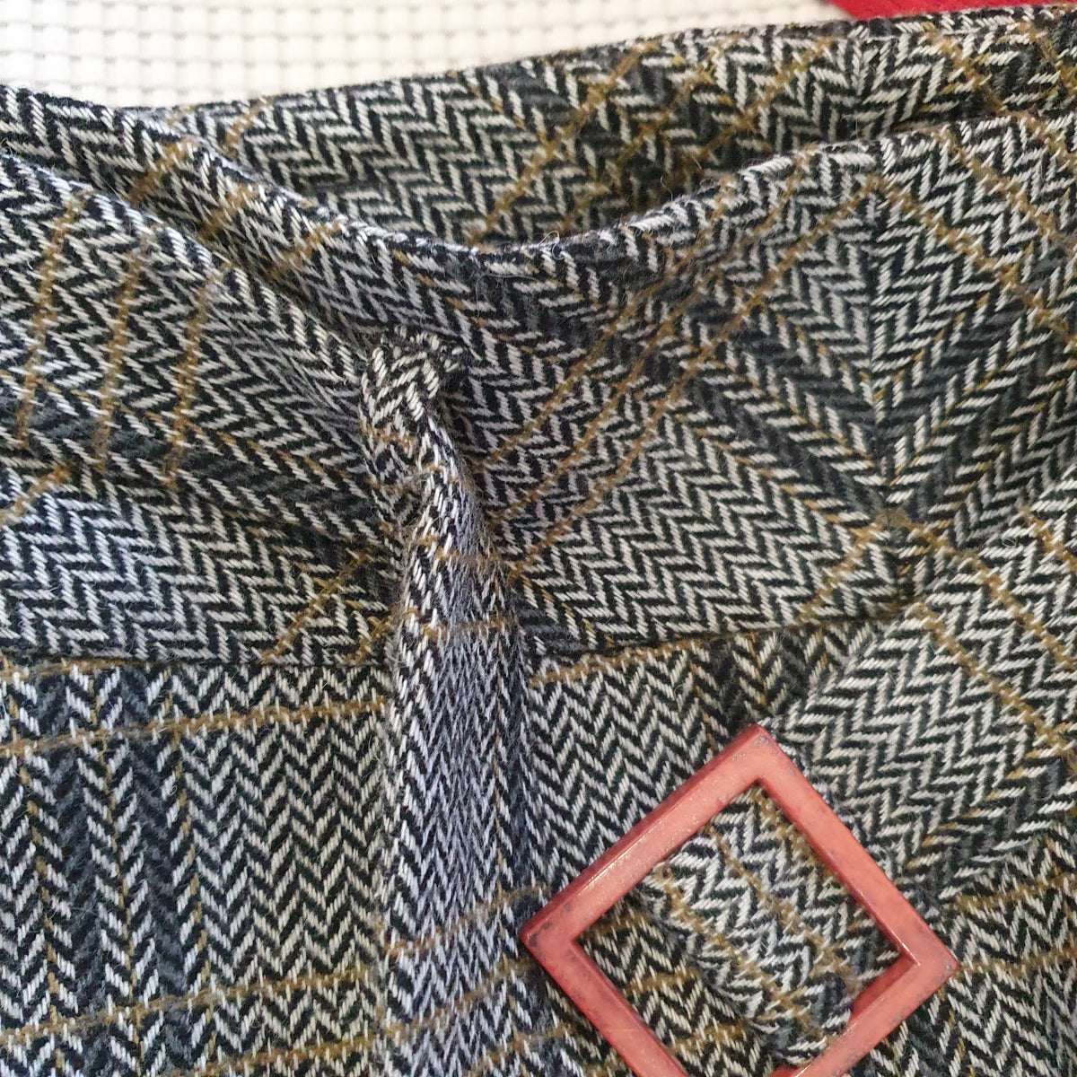 Ceinture assortie et boucle carrée du pantalon à chevrons Madeleine