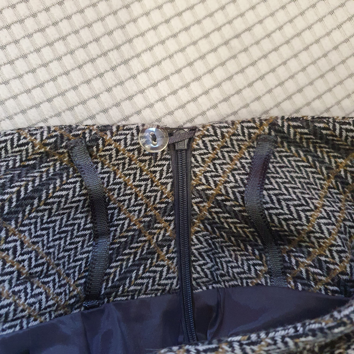 Détail de l’intérieur de la taille du pantalon Madeleine à chevrons gris