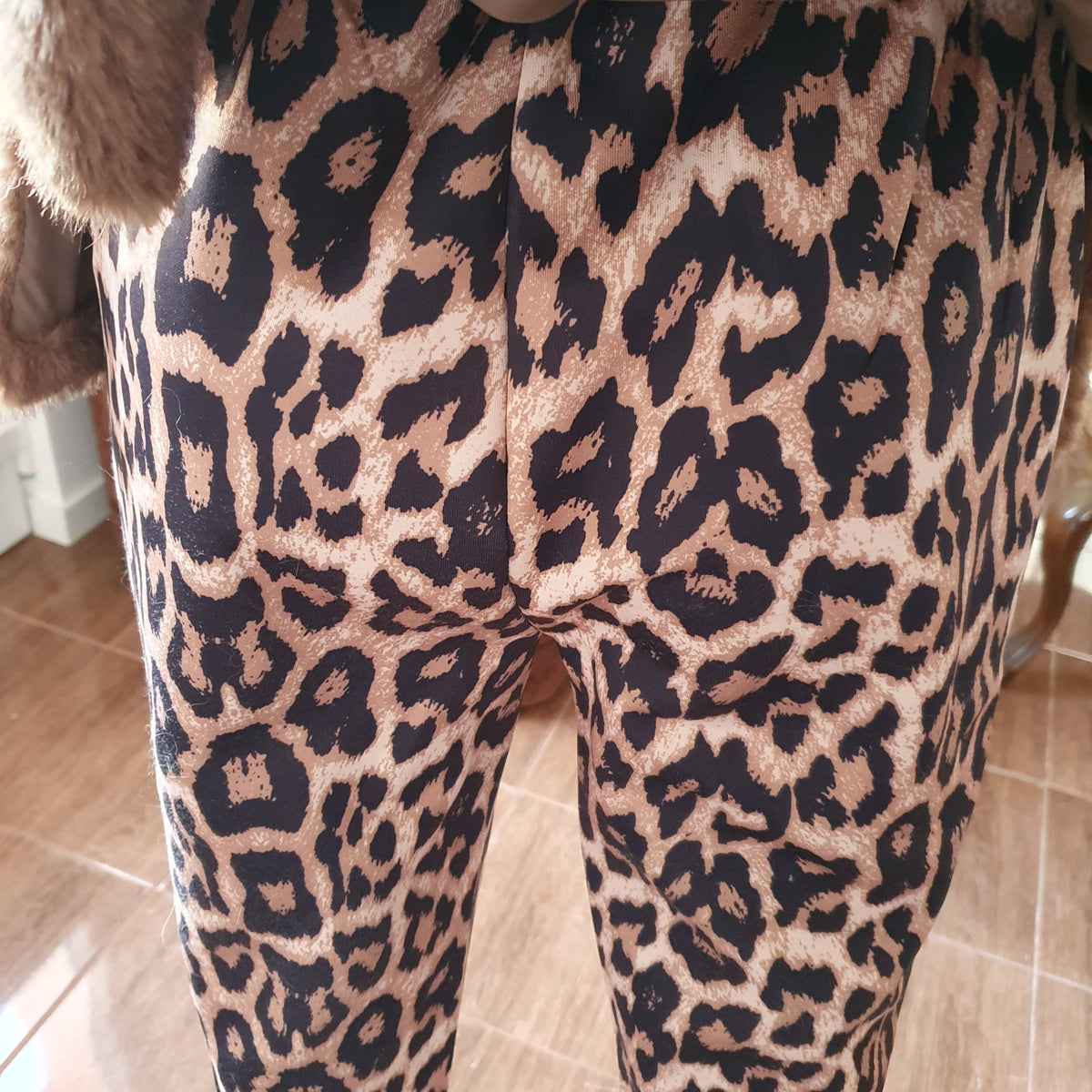 Détail de l’arrière du pantalon AMY VERMONT et de son imprimé léopard