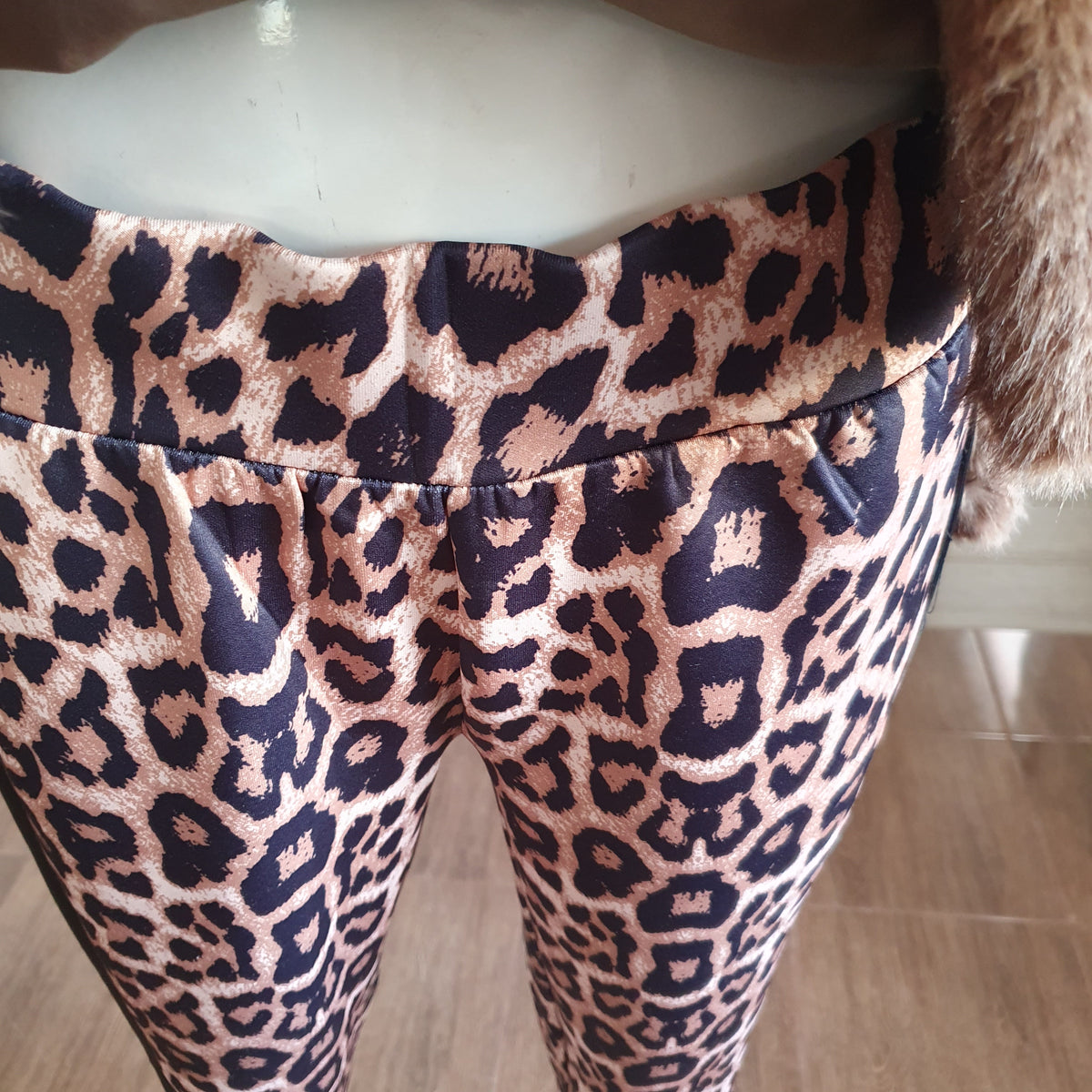 Détail de la taille élastiquée du pantalon léopard AMY VERMONT