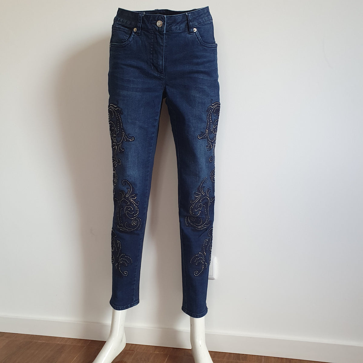 Jean bleu Madeleine à motifs arabesques et strass, vue entière de face sur mannequin blanc.