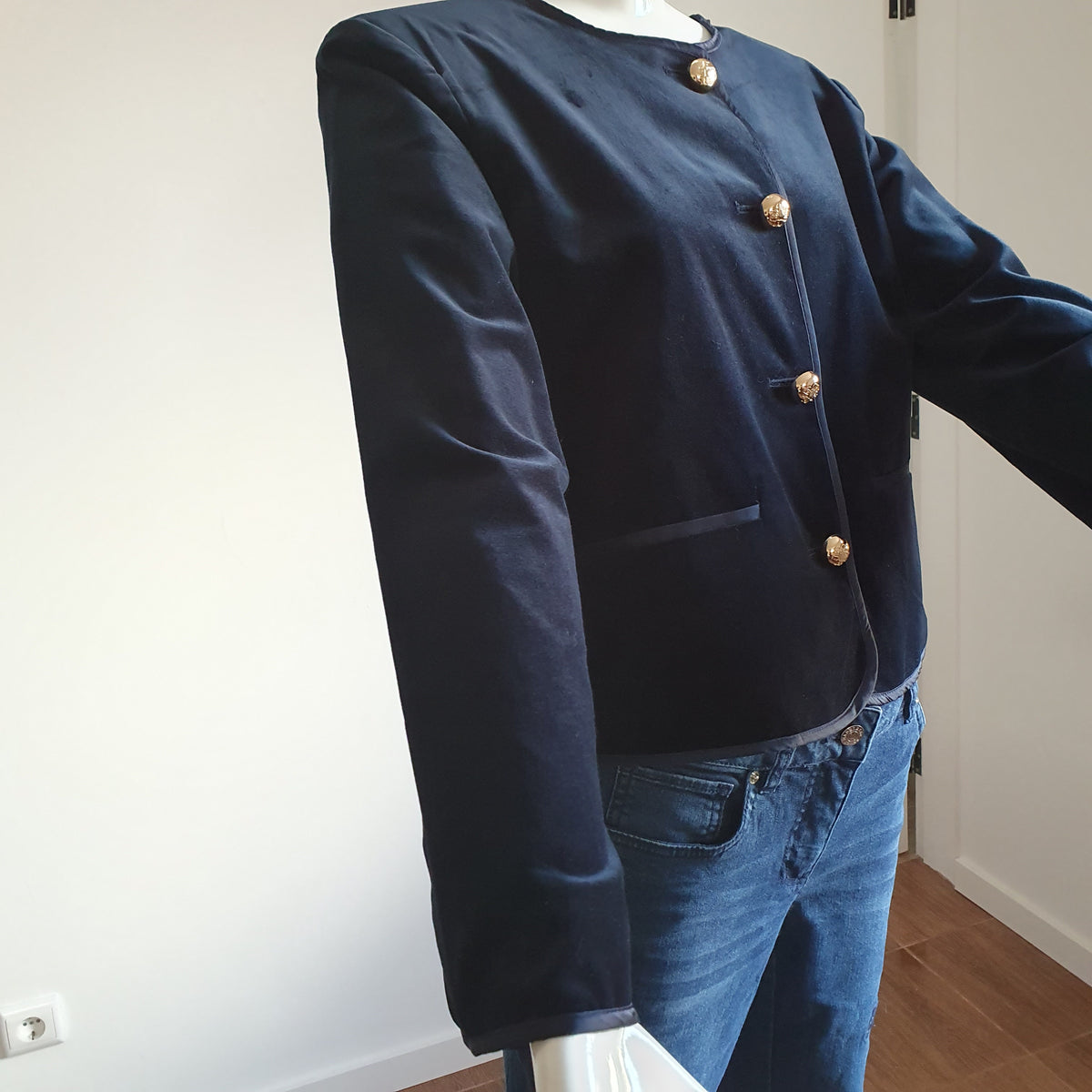 Veste bleu nuit sur mannequin, vue de trois quarts avec manche longue dépliée 