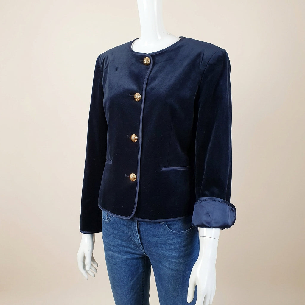 Veste en velours bleu nuit, épaules structurées et revers satinés aux poignets