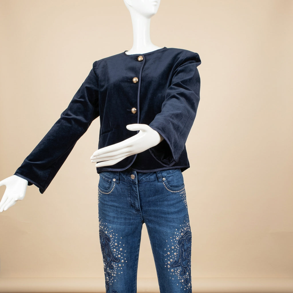 Veste courte en velours bleu nuit sur mannequin avec un jean, manches longues sans revers