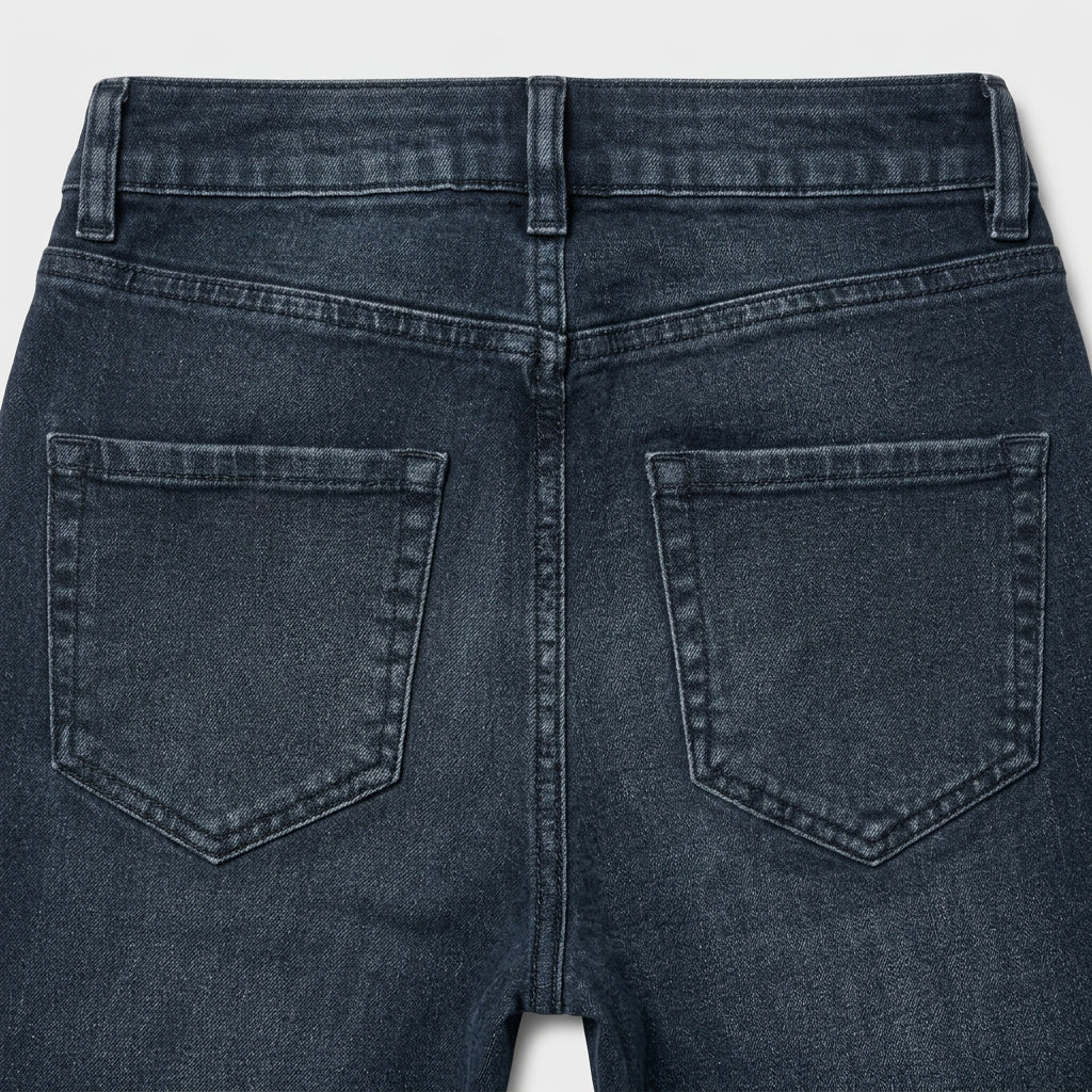 Dos du jean bleu Madeleine : deux poches plaquées, couture centrale et passants à la taille.