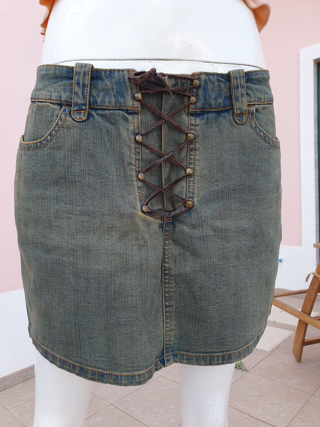 Vintage Minijupe taille basse en denim vieilli à Lacets — Taille 36 FR