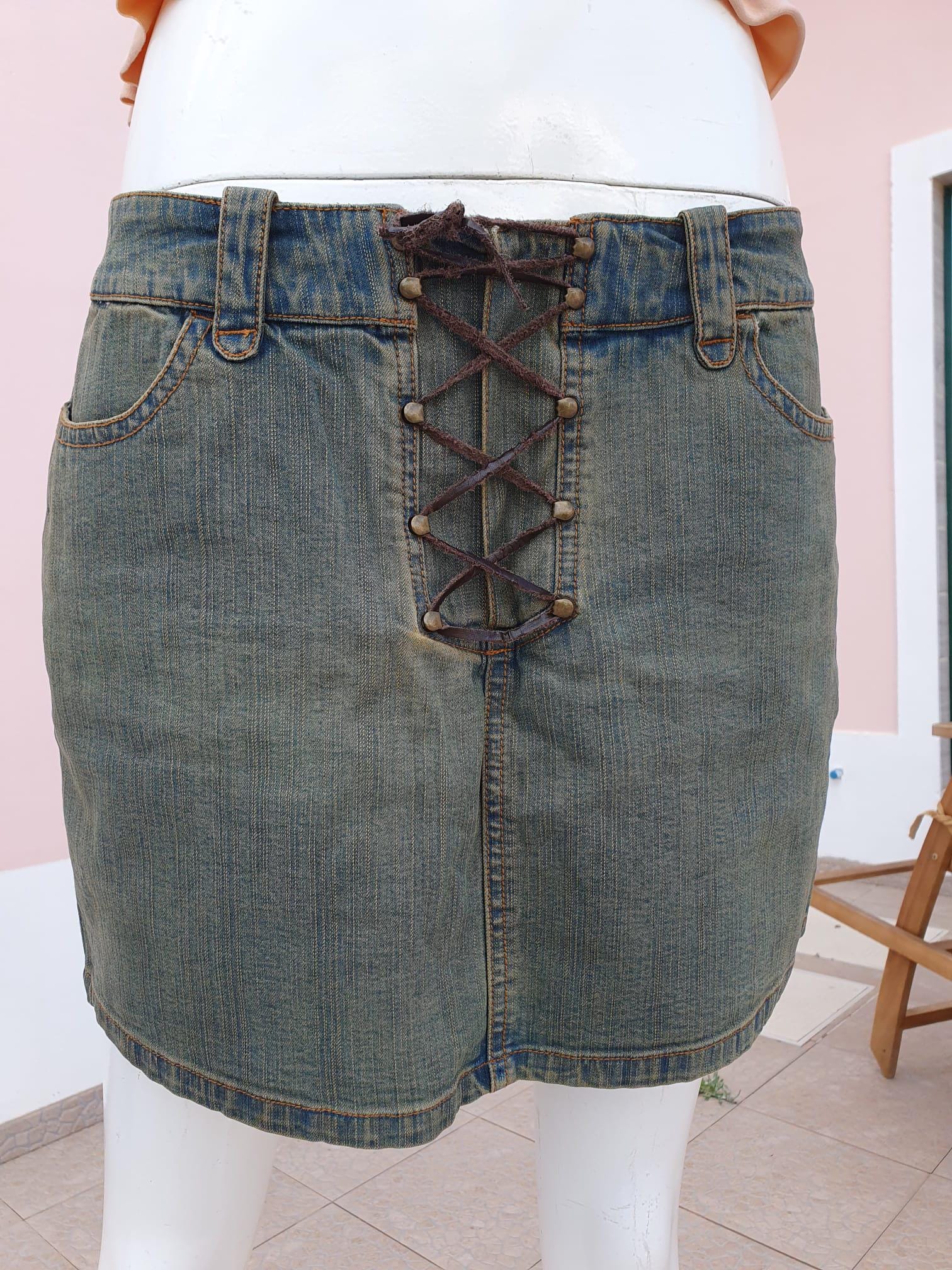 Vintage Minijupe taille basse en denim vieilli à Lacets — Taille 36 FR