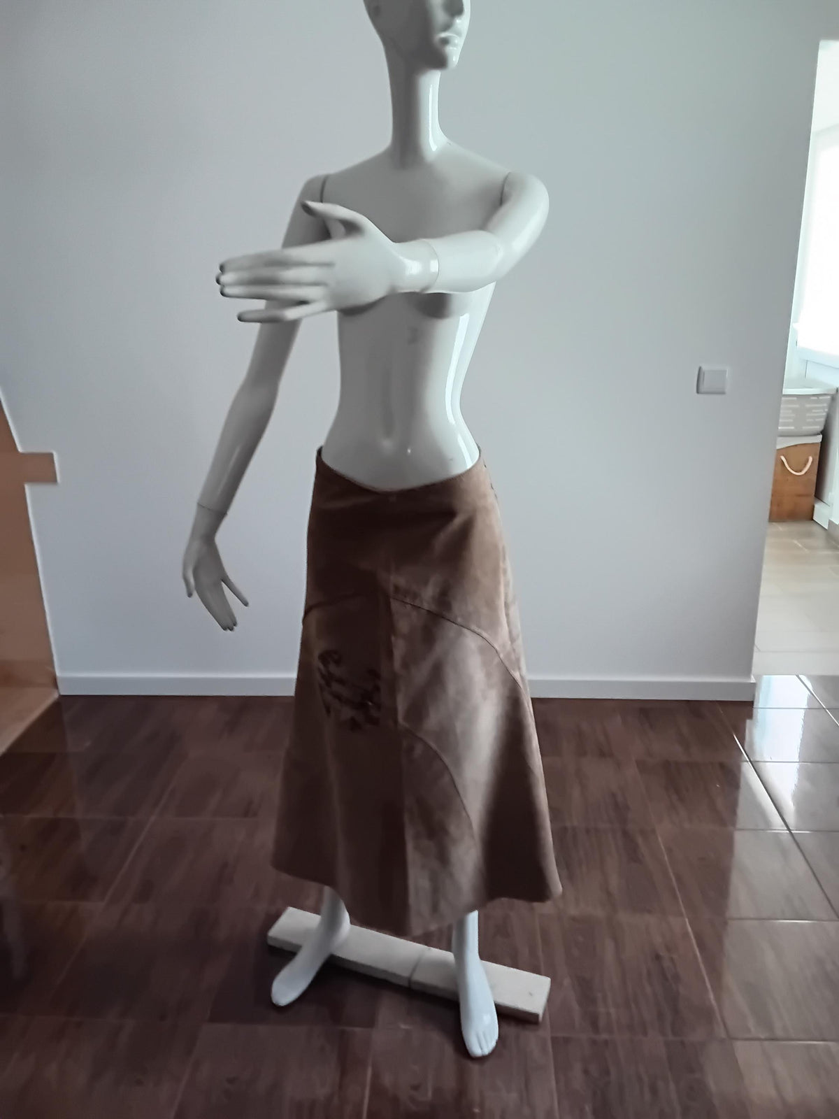 Jupe longue cuir velours beige à motifs — Taille 40 FR