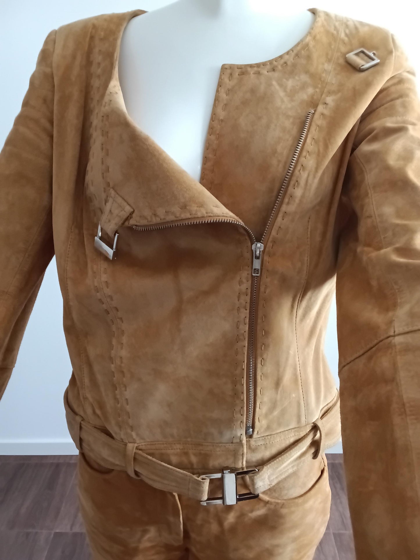 Veste tailleur vintage en daim véritable moutarde — gros plan de face, détail surpiqûres, fermeture zip diagonal et crochet argenté