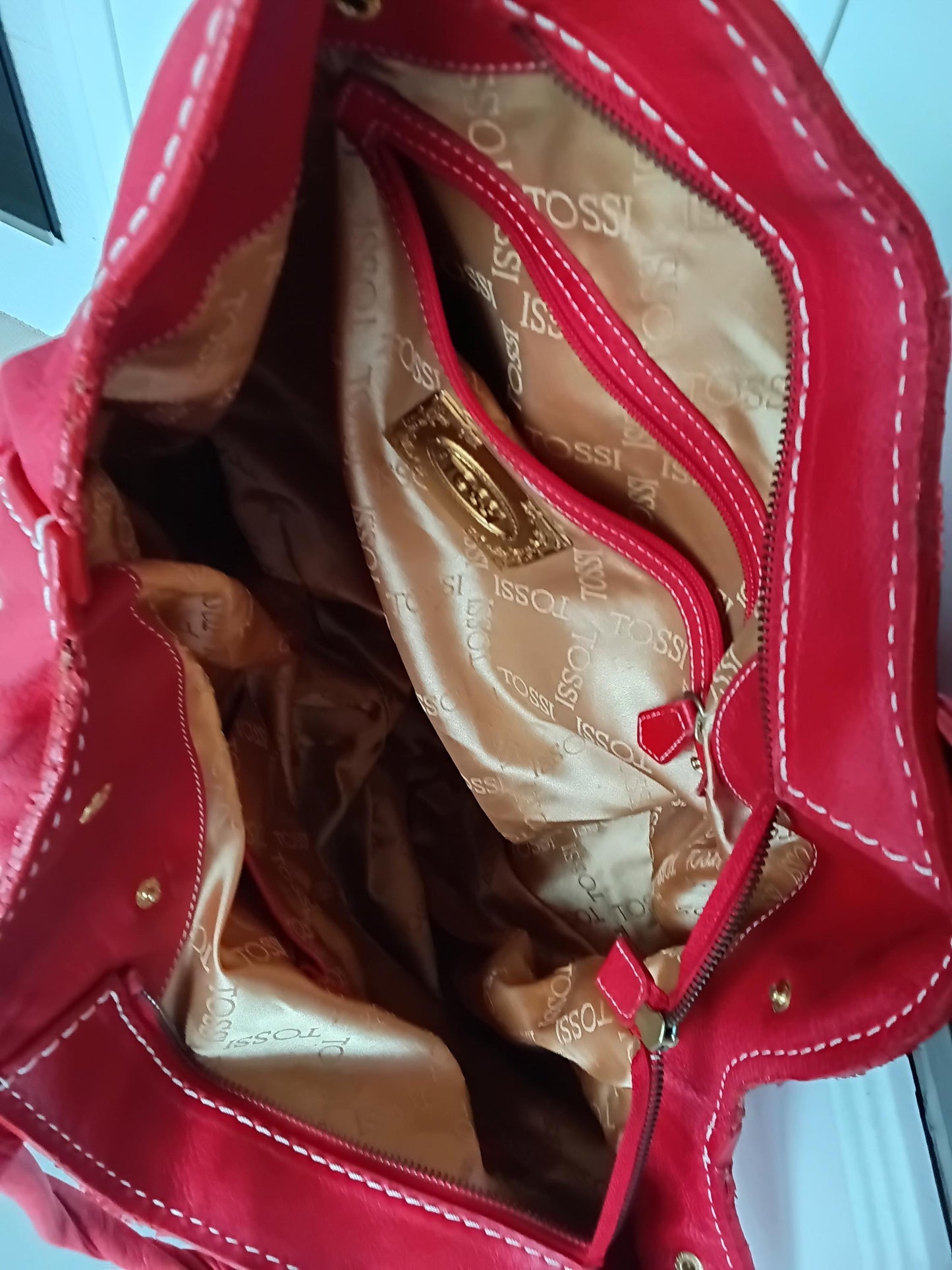 Sac Silvio Tossi — intérieur spacieux avec doublure satinée siglée et poche zippée