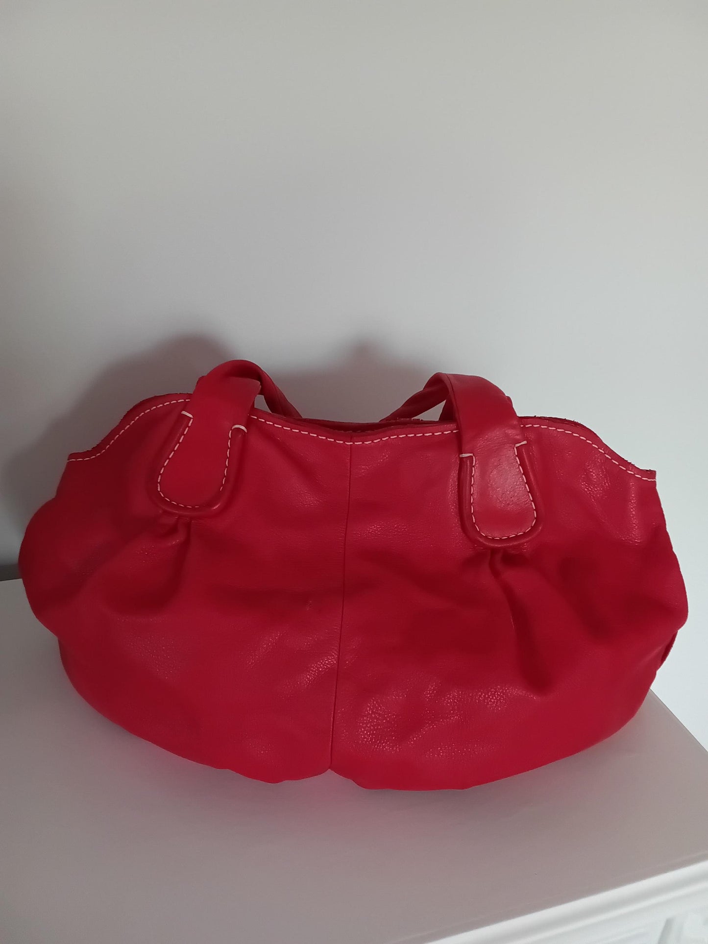 Sac cabas cuir rouge Silvio Tossi — vue de dos, surpiqûres blanches