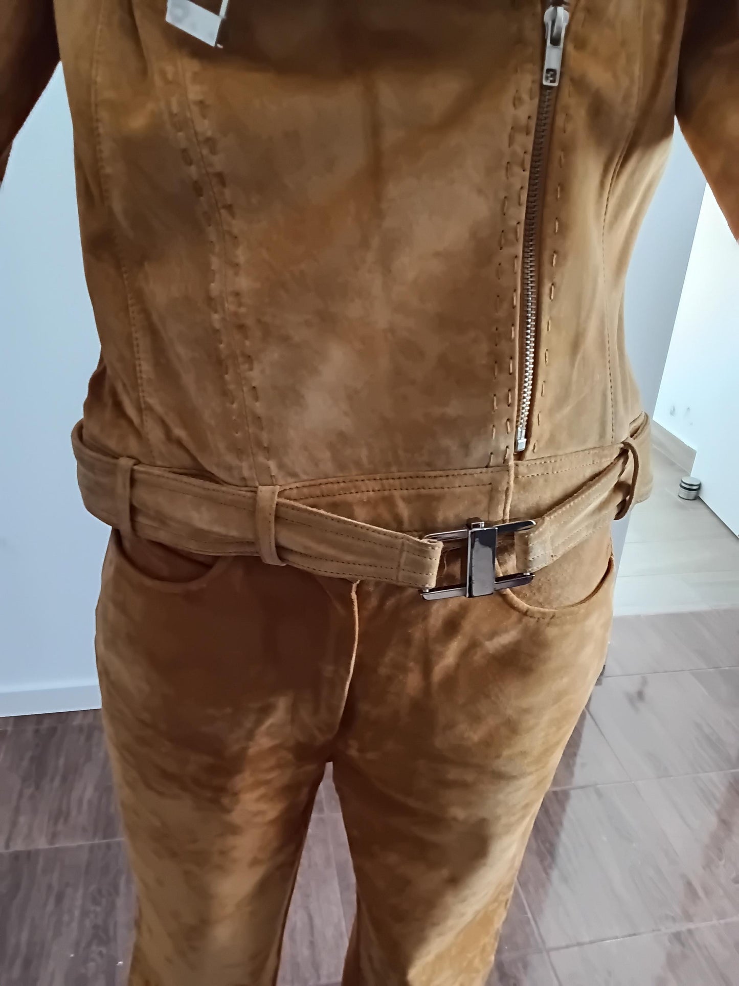 Veste en daim moutarde — zoom sur le crochet de fermeture et zip diagonal argenté, surpiqûres apparentes, détail couture vintage