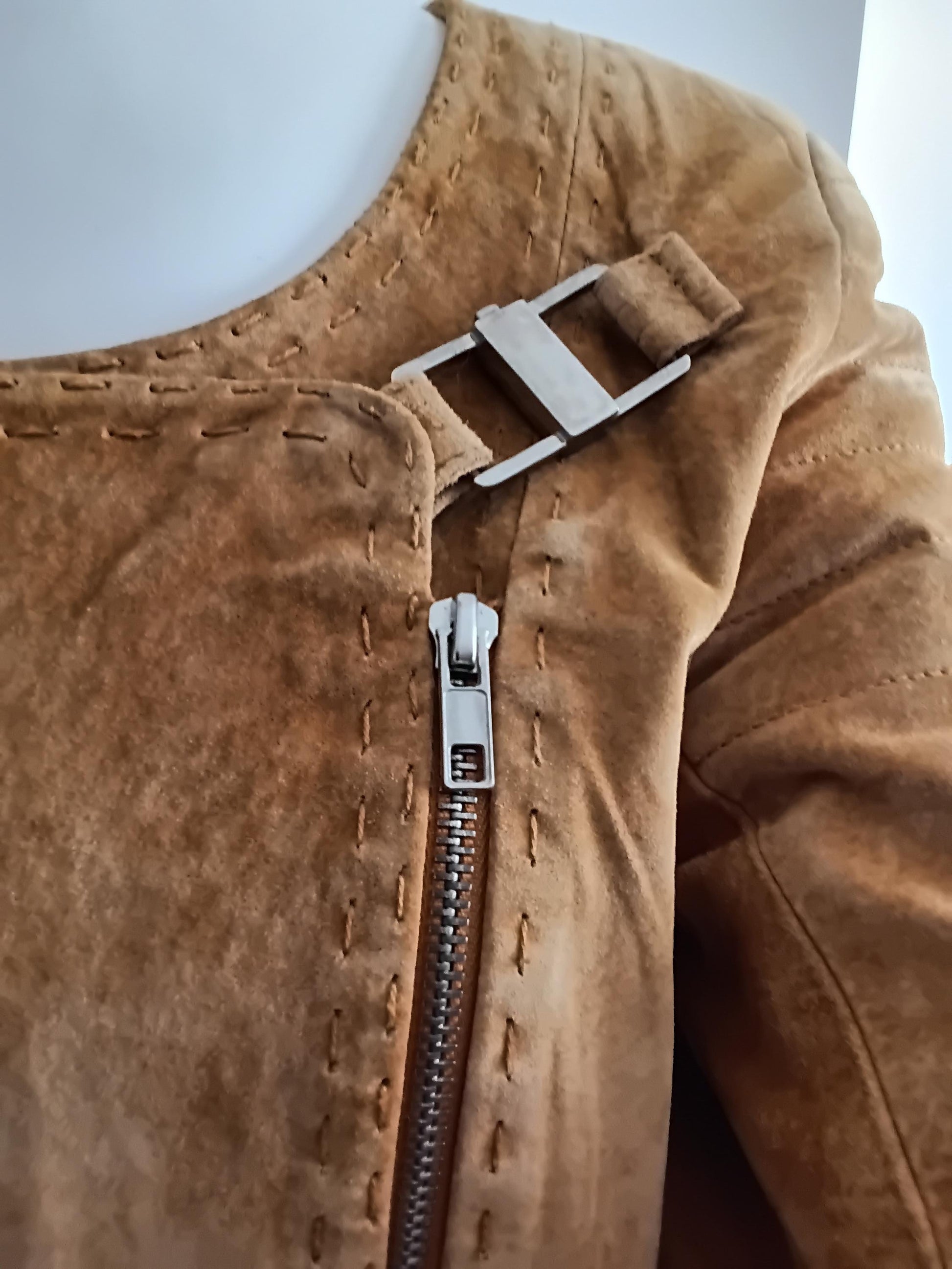 Veste tailleur vintage daim moutarde — zoom sur les surpiqûres apparentes, fermeture zip dorée et ceinture intégrée, détail couture
