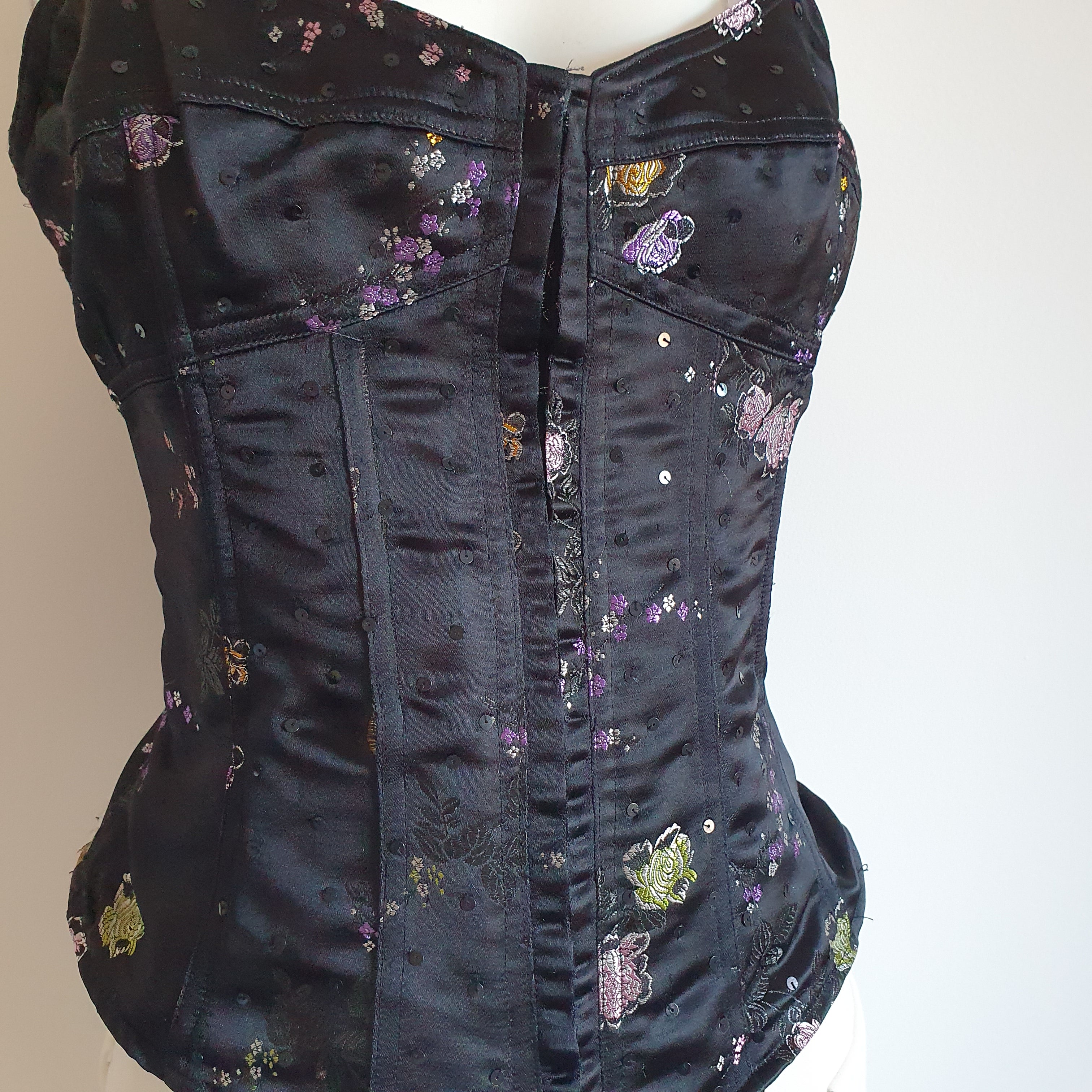 Bustier corset vintage noir brodé - détail broderies et lacets devant