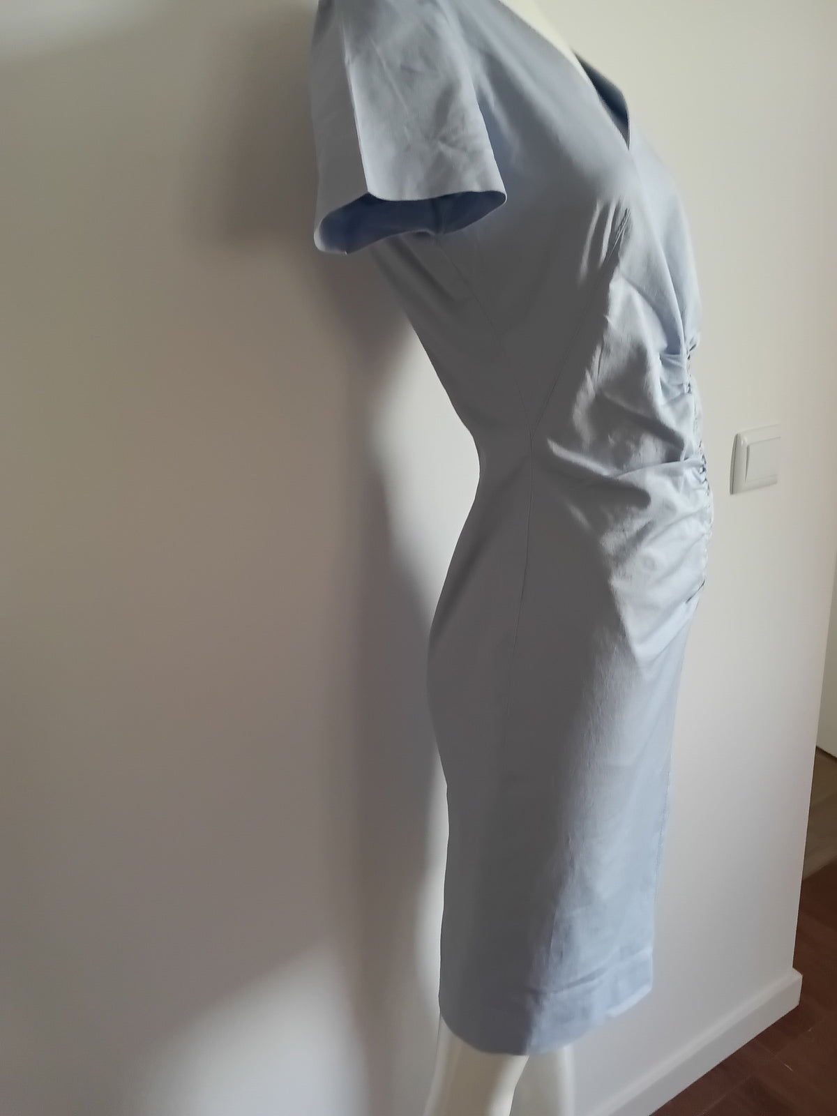 Robe de cocktail fourreau drapée bleu clair coton