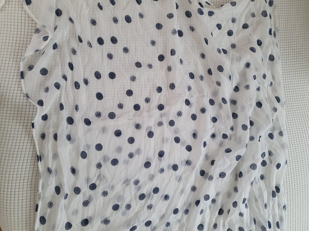 Foulard blanc à pois bleu marine - détail tissu