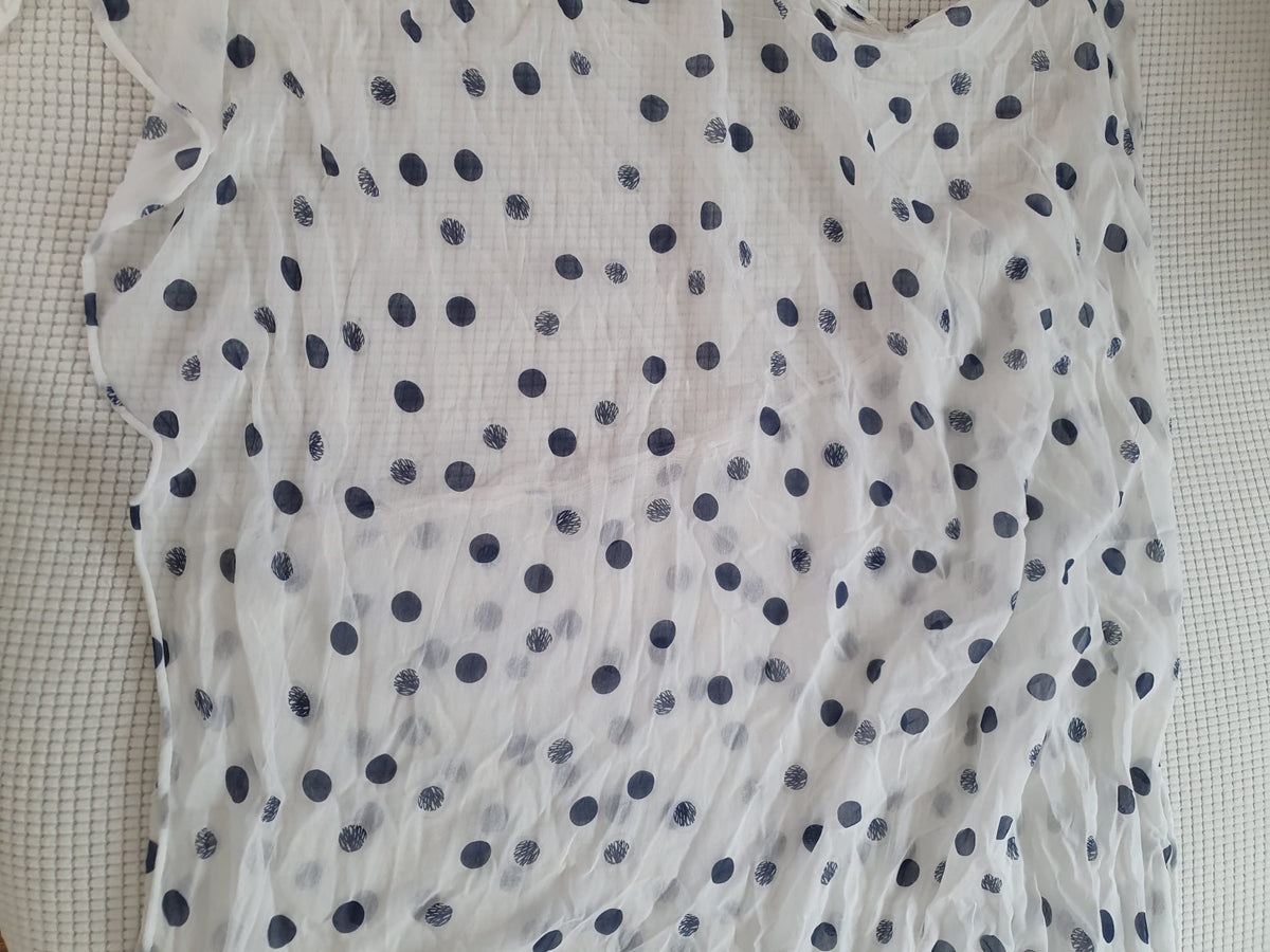Foulard blanc à pois bleu marine - détail tissu