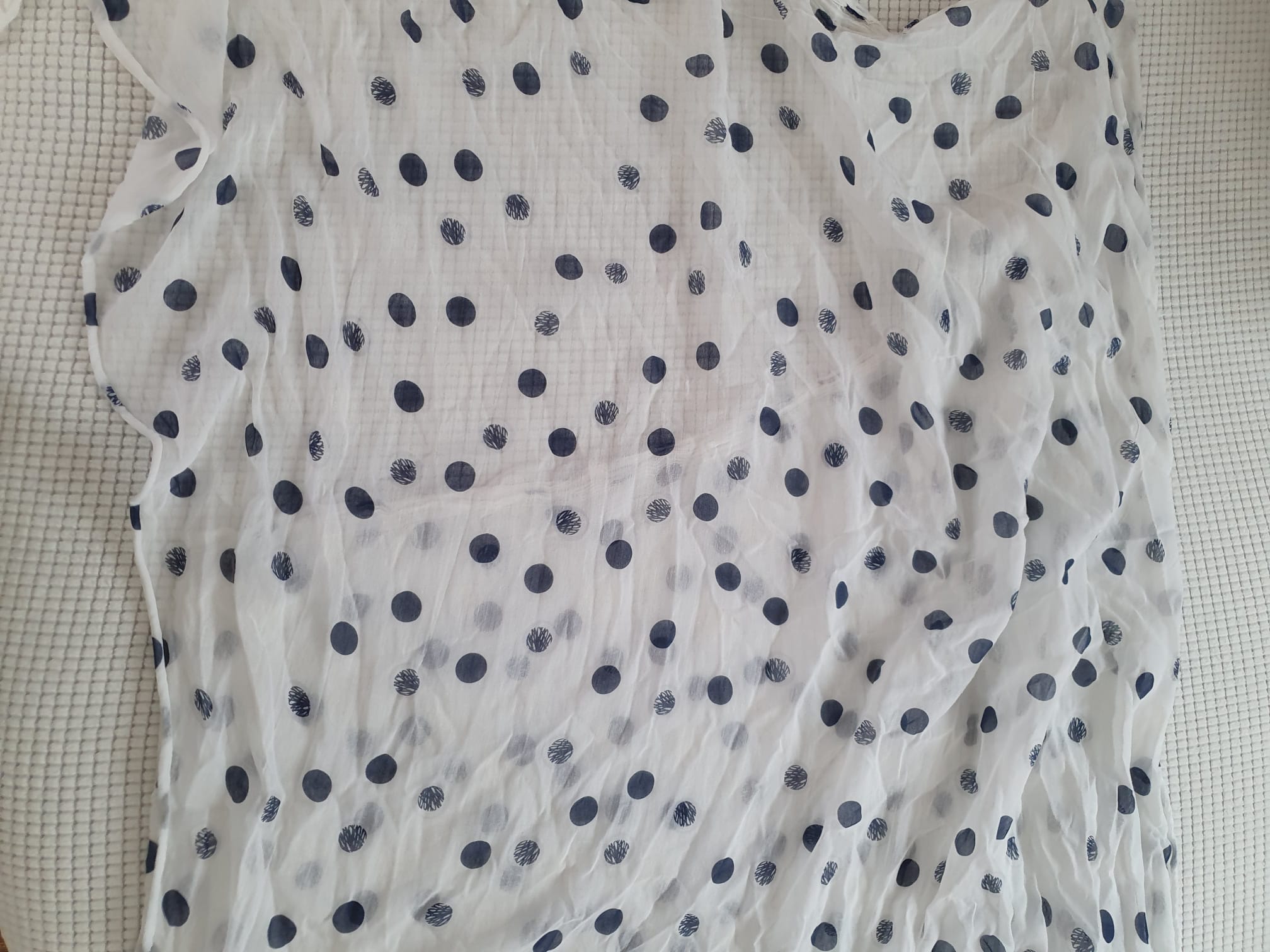 Foulard blanc à pois bleu marine - détail tissu