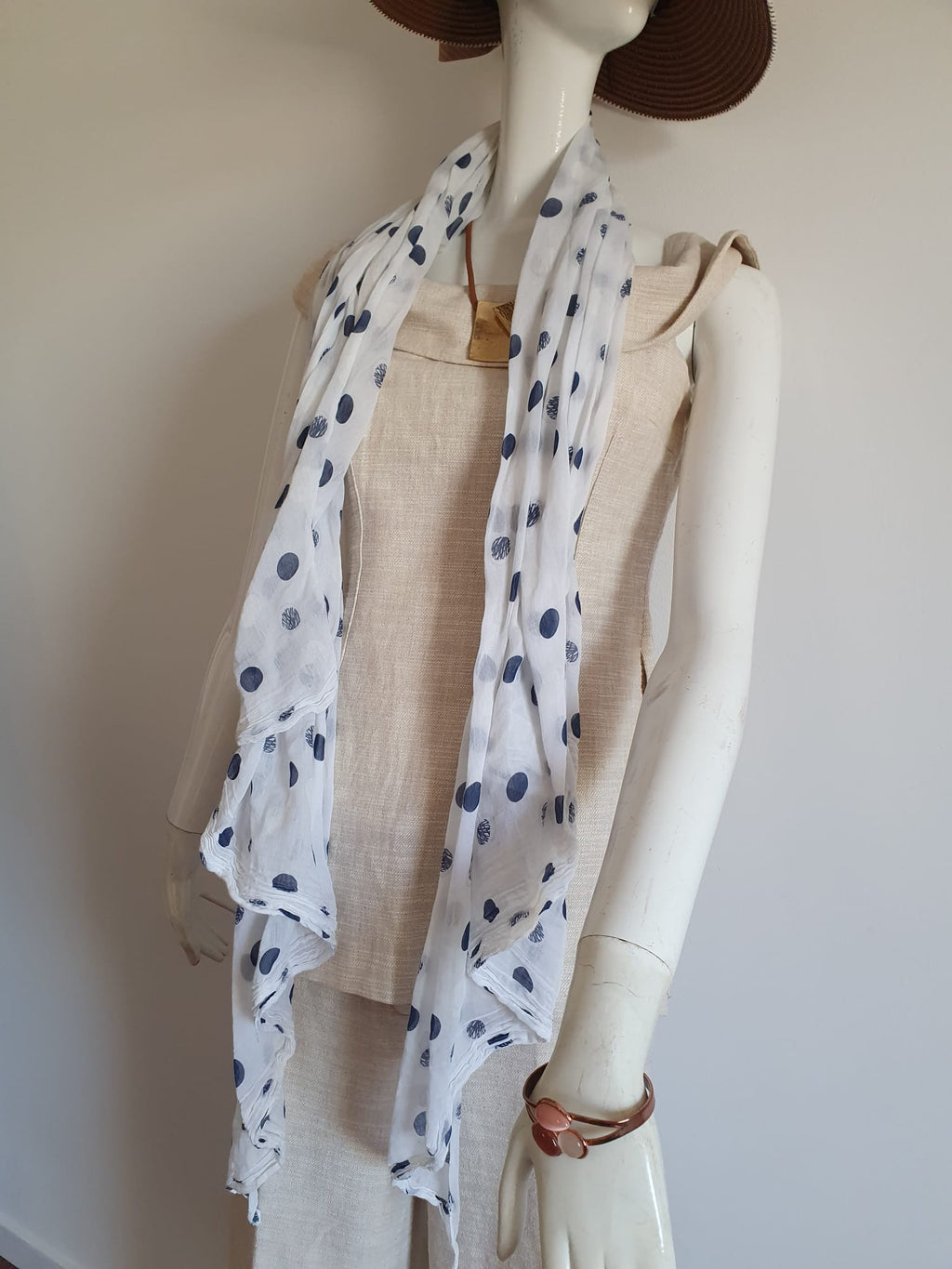 Foulard blanc à pois bleu marine - porté en étole sur mannequin