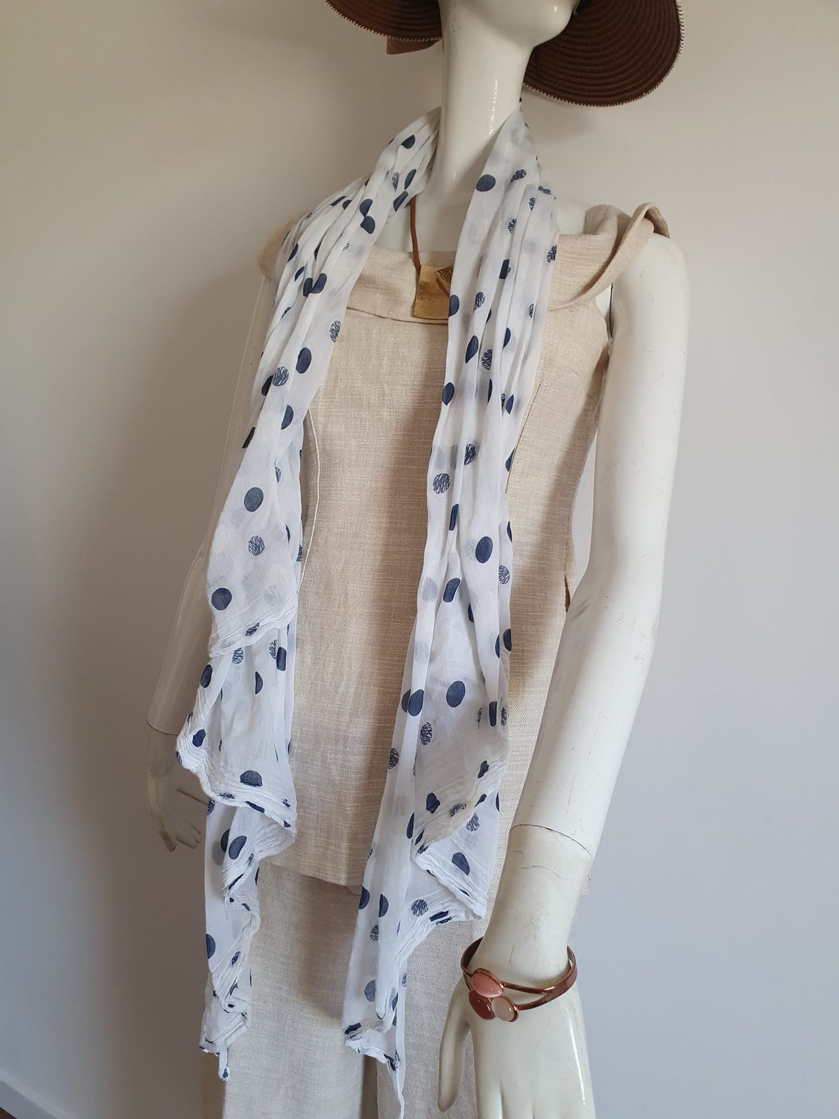 Foulard blanc à pois bleu marine - porté en étole sur mannequin