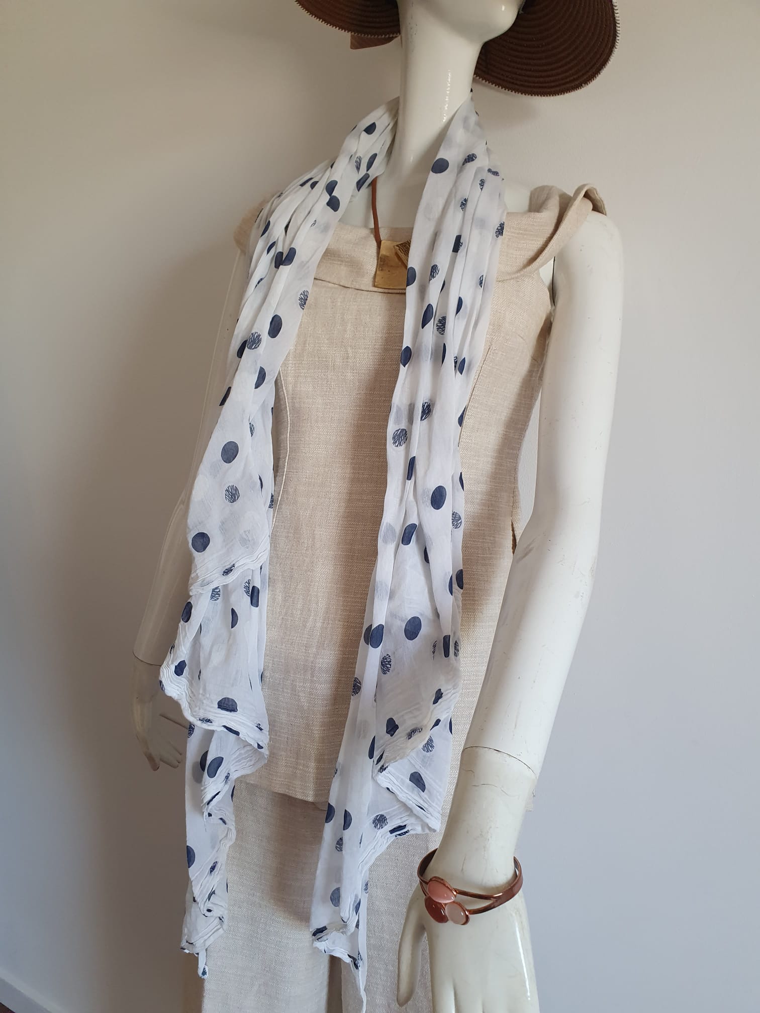 Foulard blanc à pois bleu marine - porté en étole sur mannequin