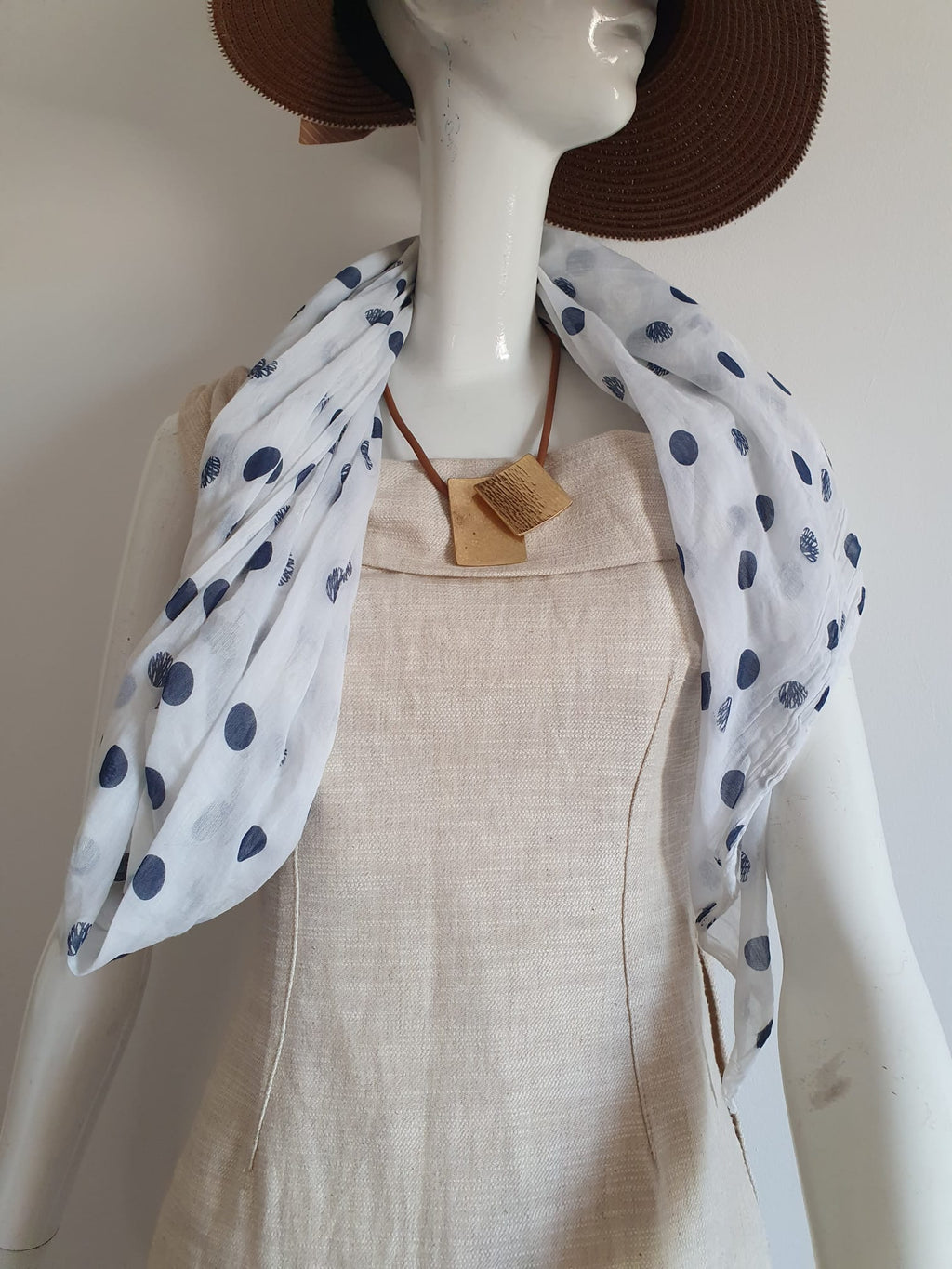 Foulard blanc à pois bleu marine - vue de face sur mannequin