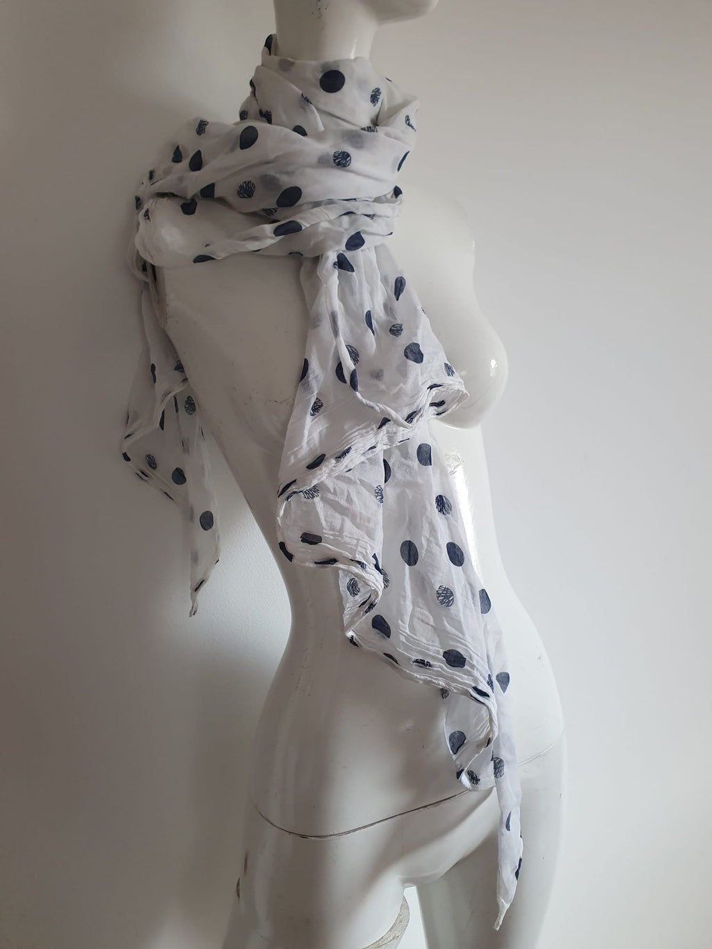 Foulard blanc à pois bleu marine - porté en grand foulard