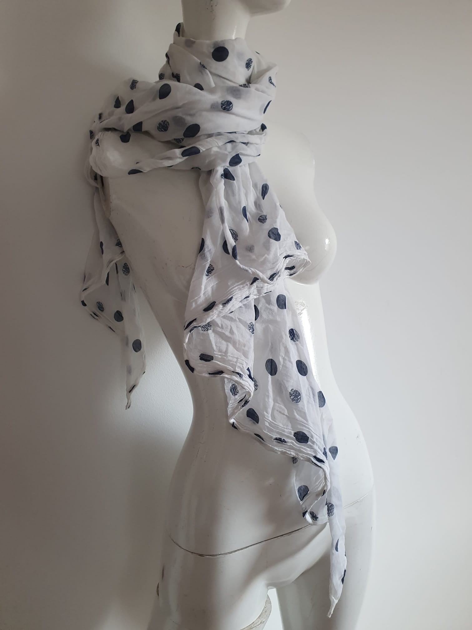 Foulard blanc à pois bleu marine - porté en grand foulard