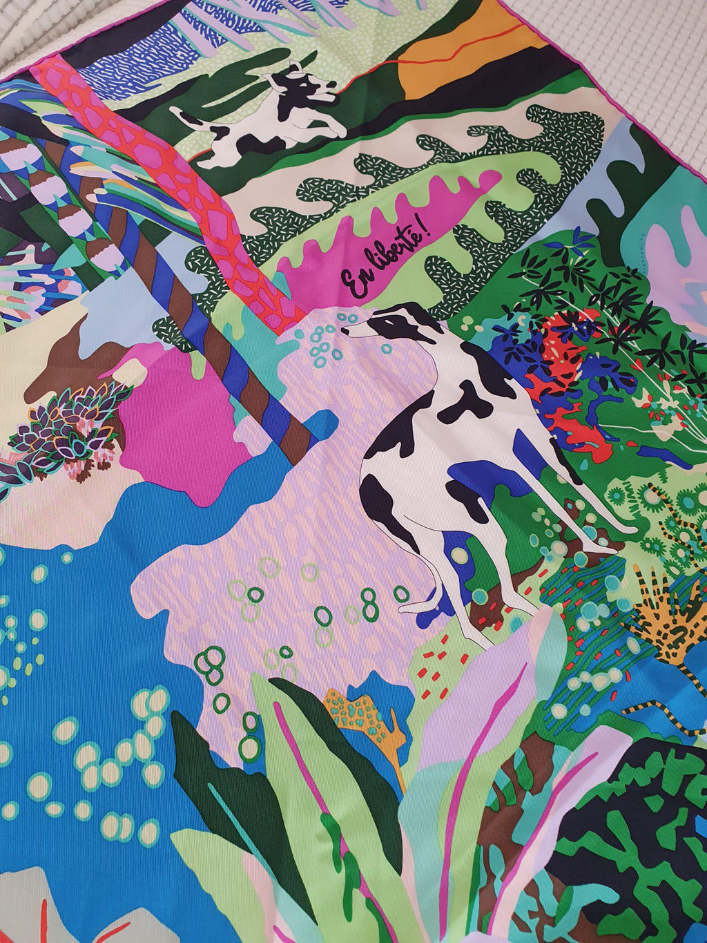 Carré Hermès "En Liberté" 90 x 90 cm — Soie Bleu Multicolore