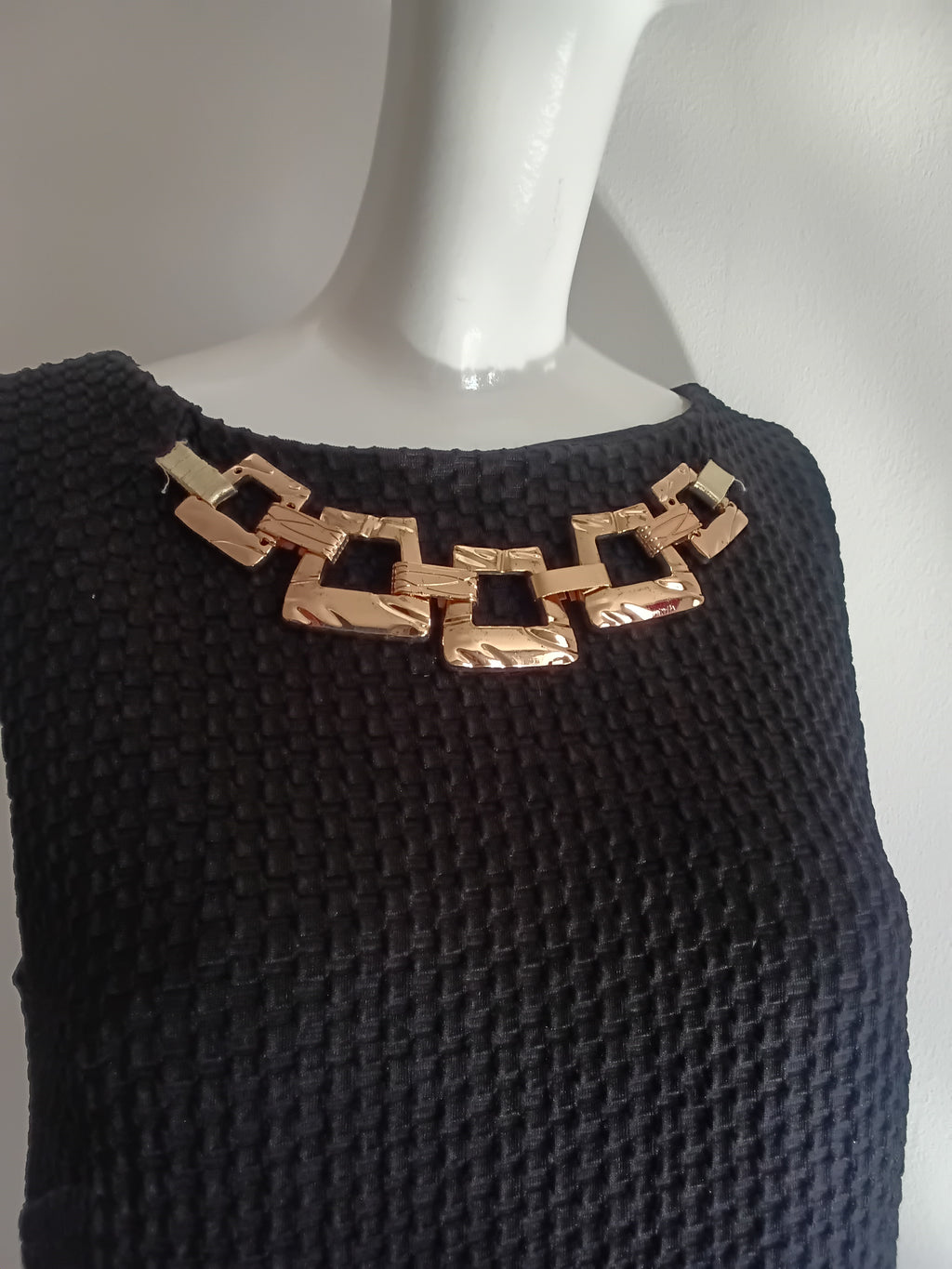 Robe Noire Gaufrée Collier Doré — Best Connections | Taille 34 EU