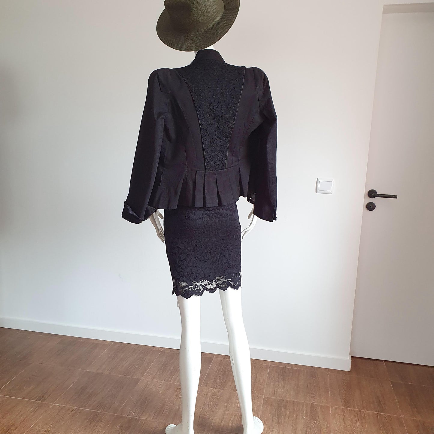 Robe Fourreau Dentelle Noire — Manches Longues Transparentes — Taille 36 FR
