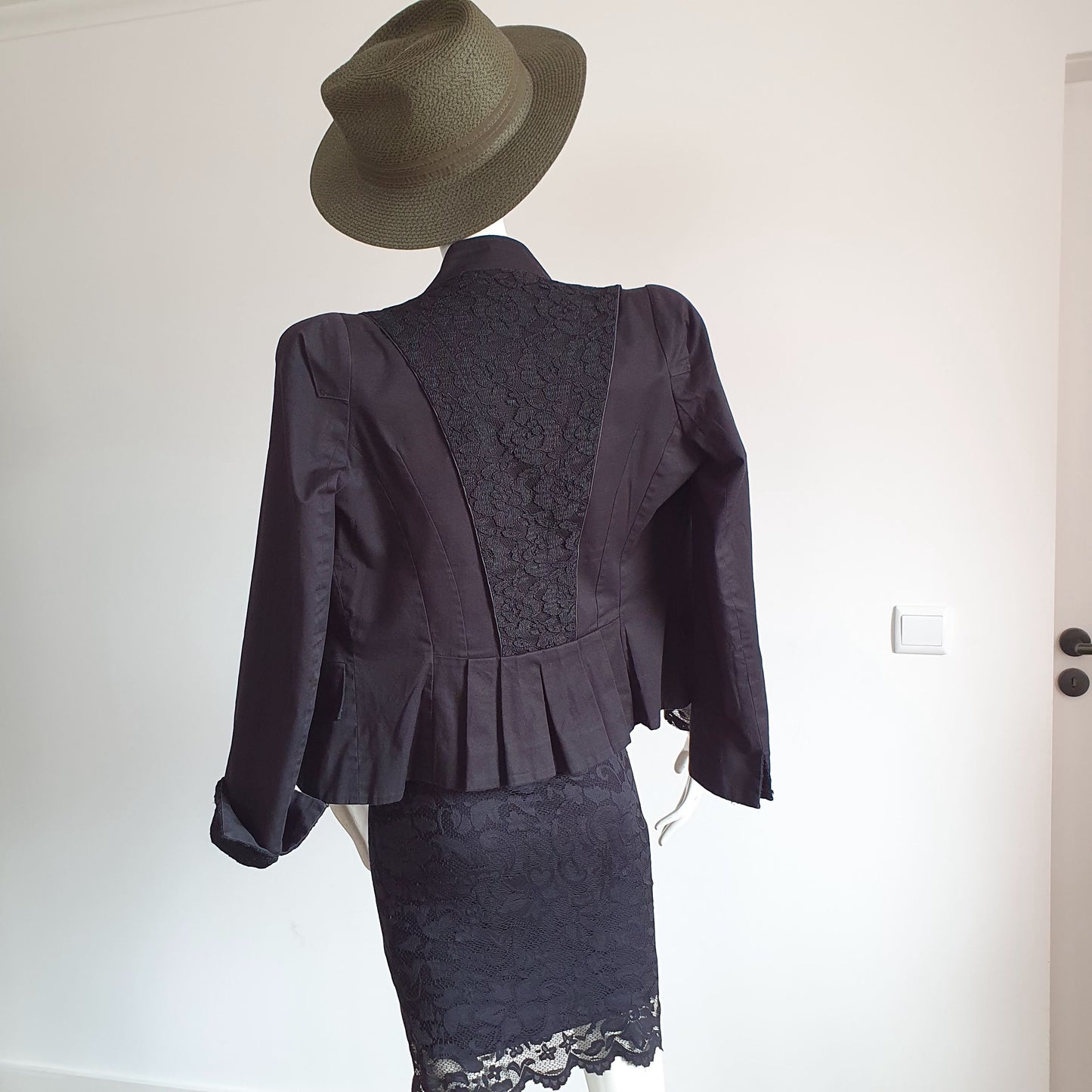 Robe Fourreau Dentelle Noire — Manches Longues Transparentes — Taille 36 FR