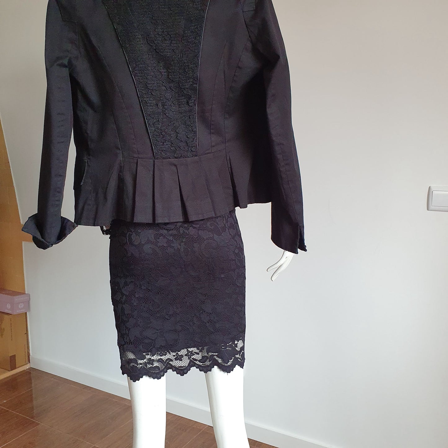 Robe Fourreau Dentelle Noire — Manches Longues Transparentes — Taille 36 FR