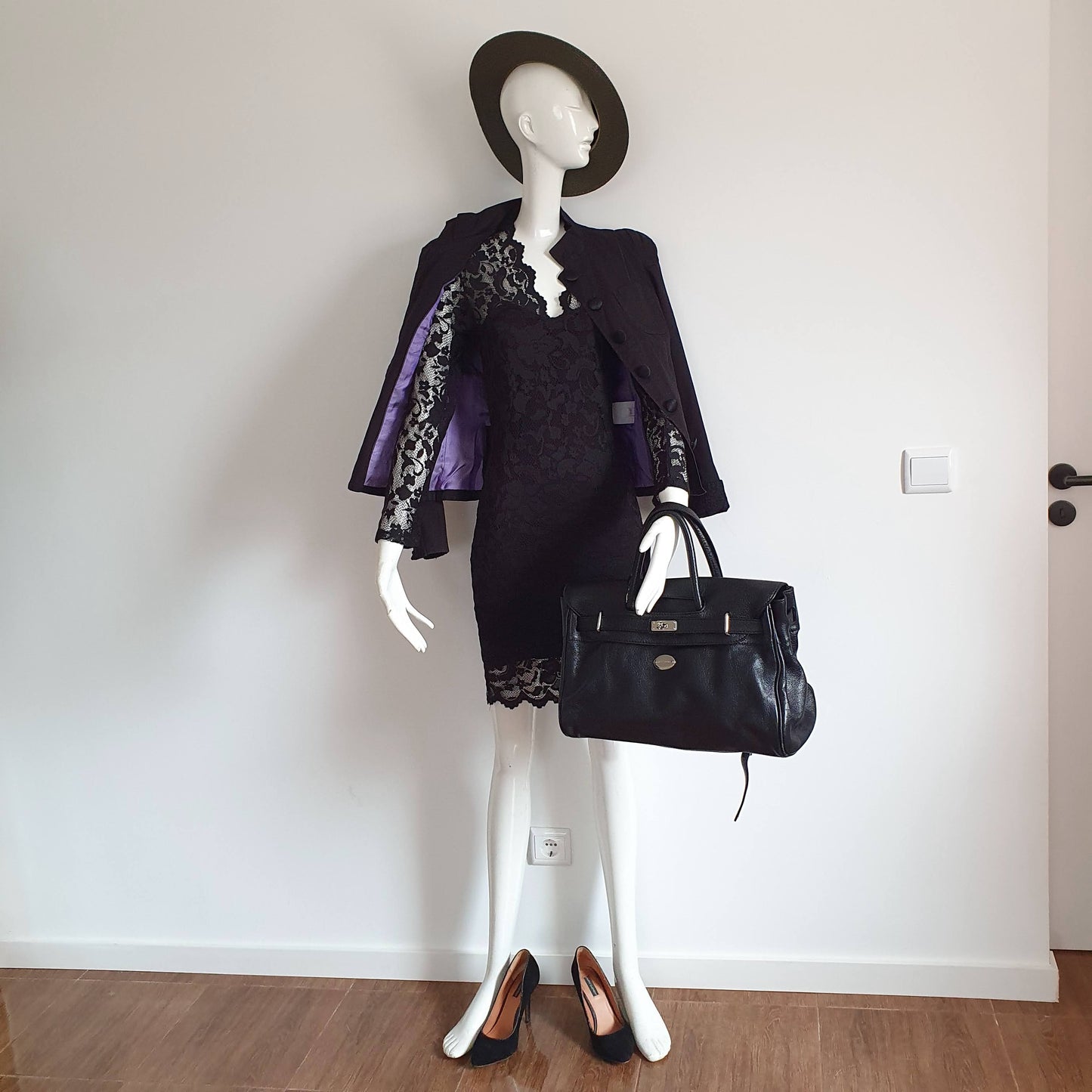 Robe Fourreau Dentelle Noire — Manches Longues Transparentes — Taille 36 FR