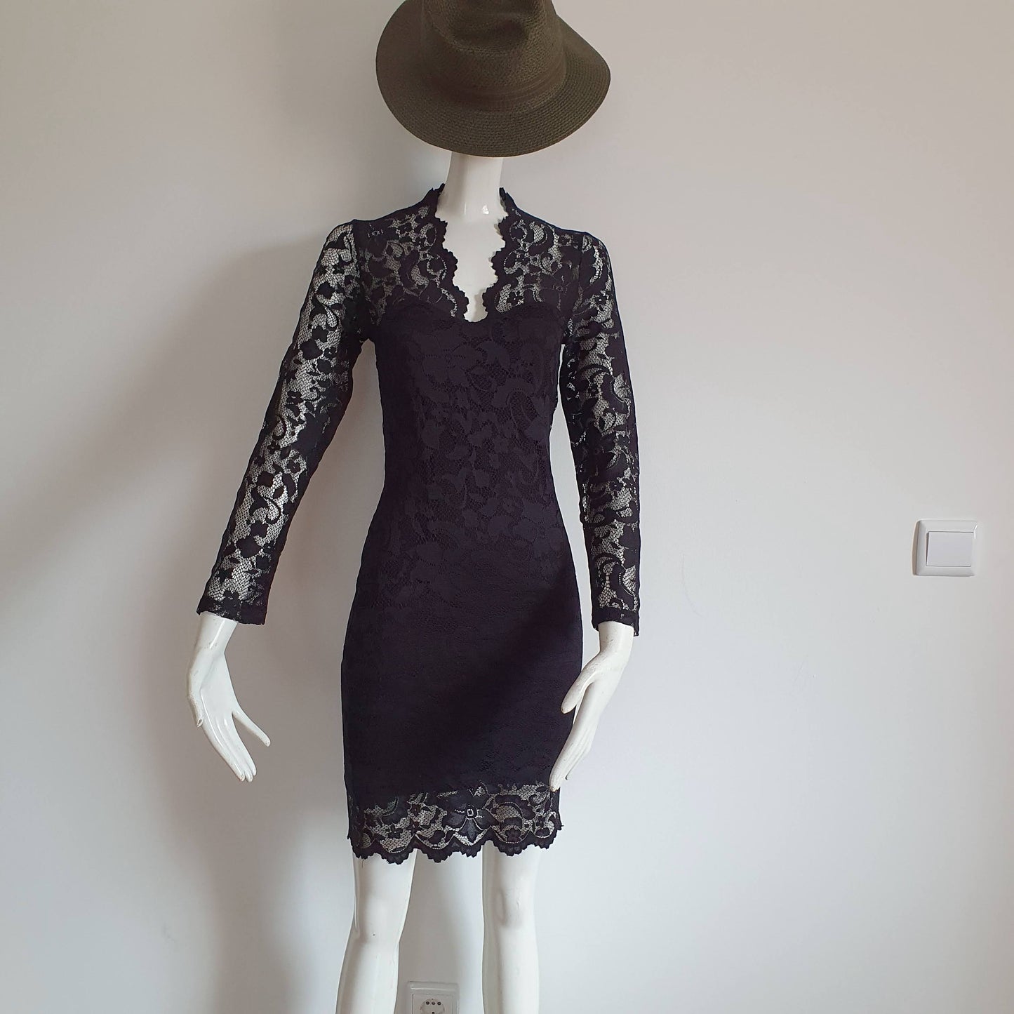 Robe Fourreau Dentelle Noire — Manches Longues Transparentes — Taille 36 FR