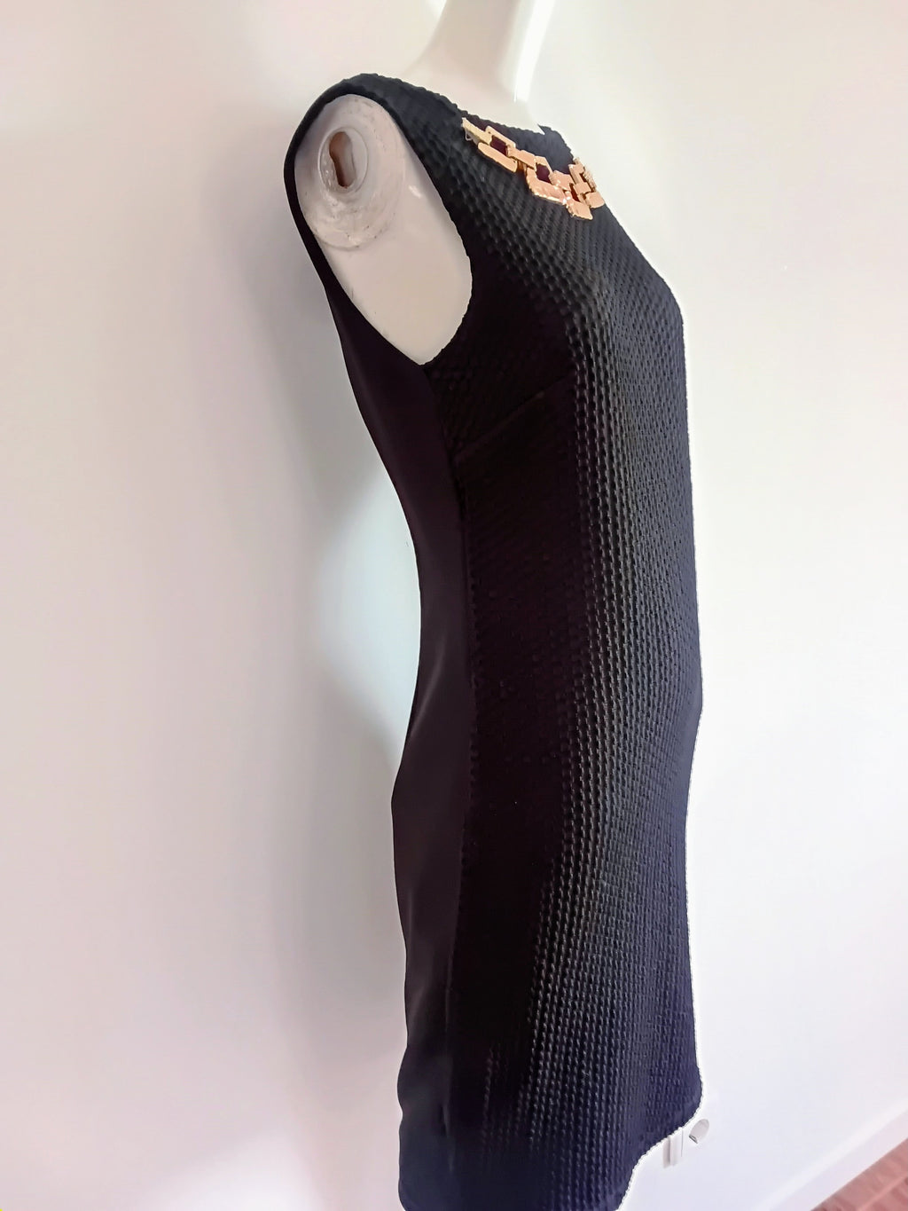 Robe Noire Gaufrée Collier Doré — Best Connections | Taille 34 EU