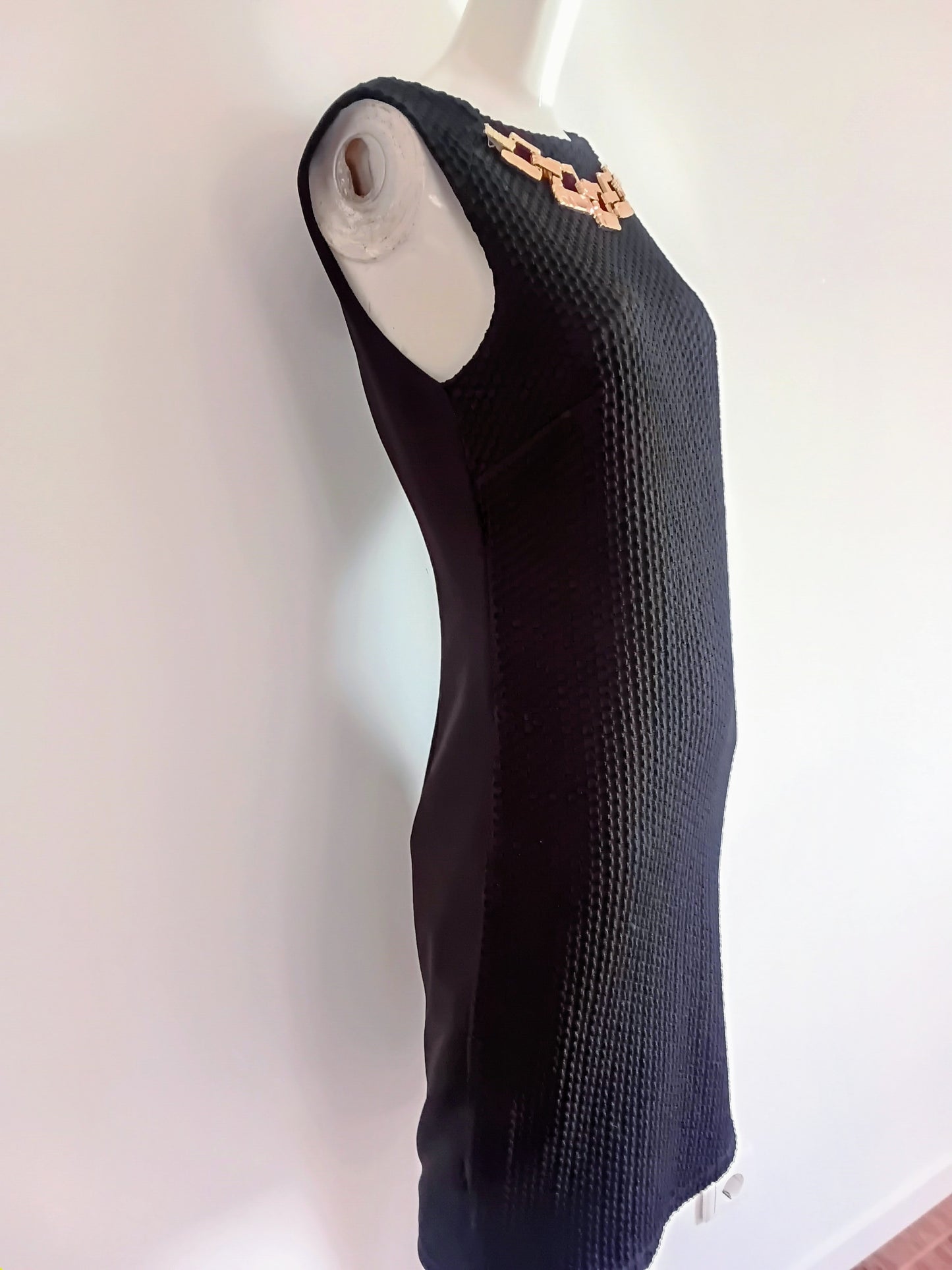 Robe noire, vue de profil