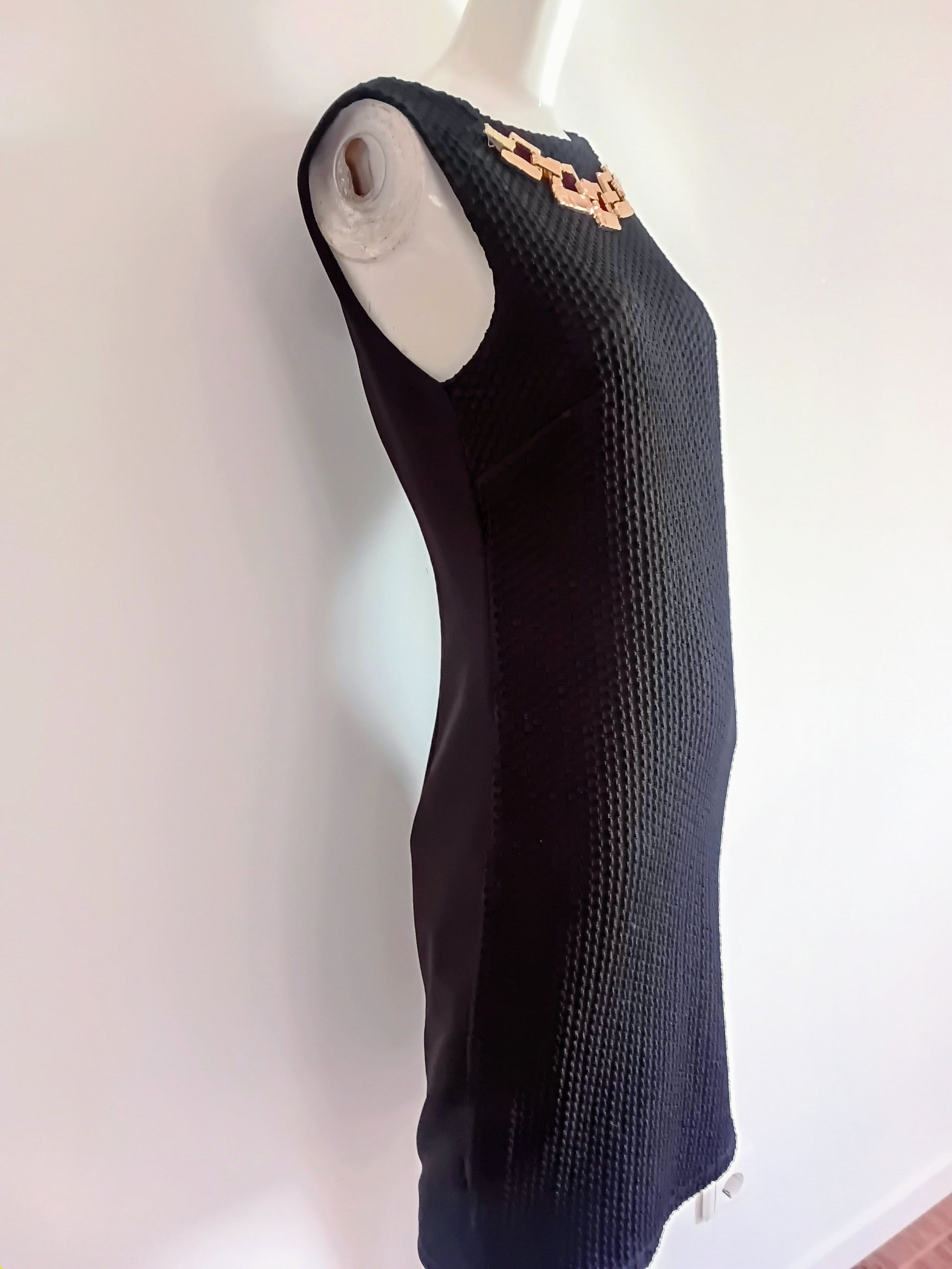 Robe noire, vue de profil