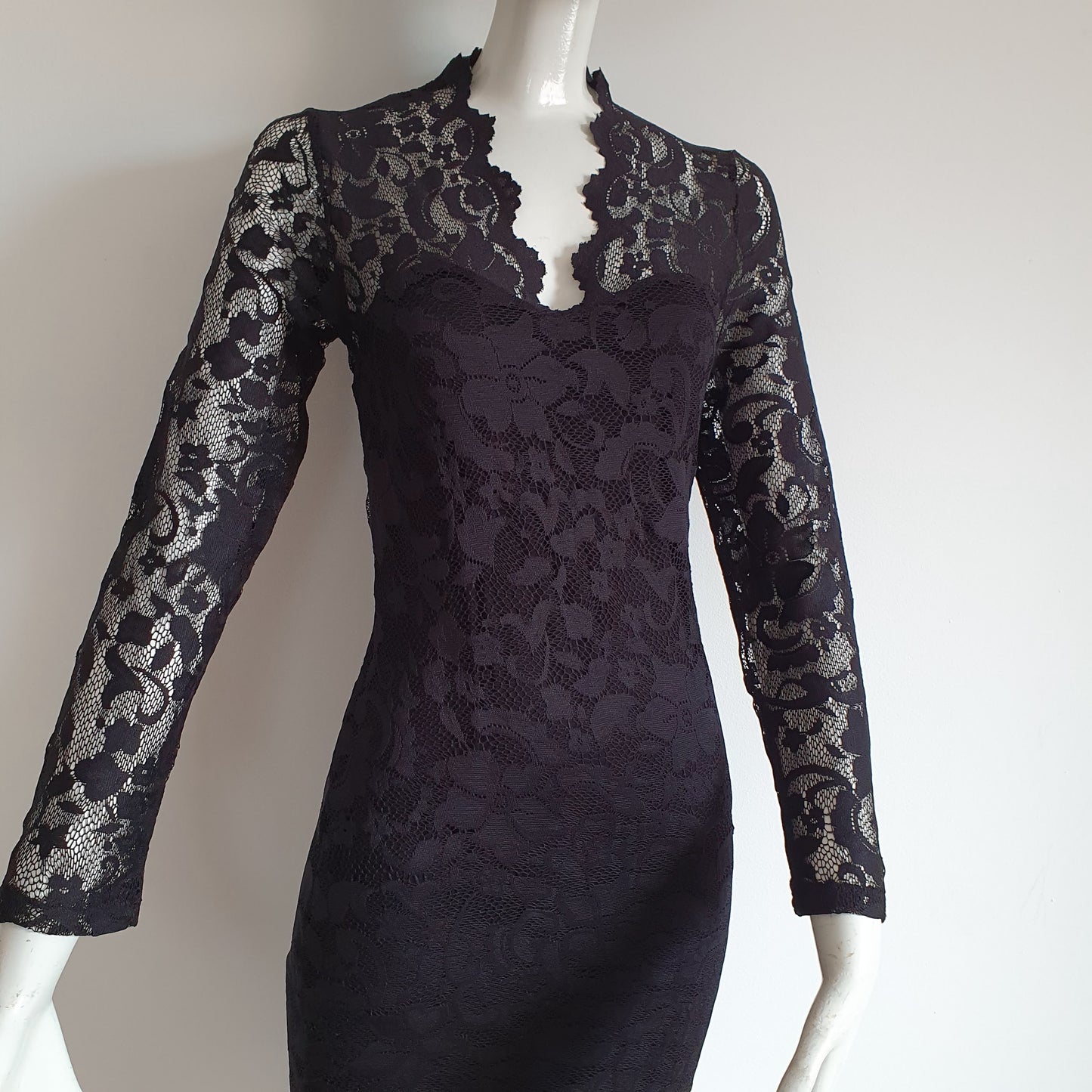 Robe Fourreau Dentelle Noire — Manches Longues Transparentes — Taille 36 FR