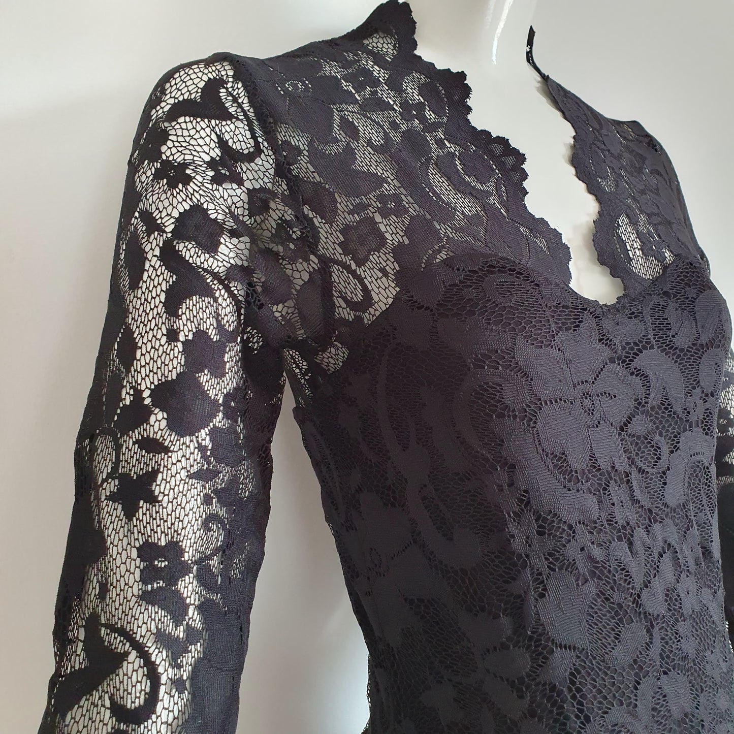 Robe Fourreau Dentelle Noire — Manches Longues Transparentes — Taille 36 FR