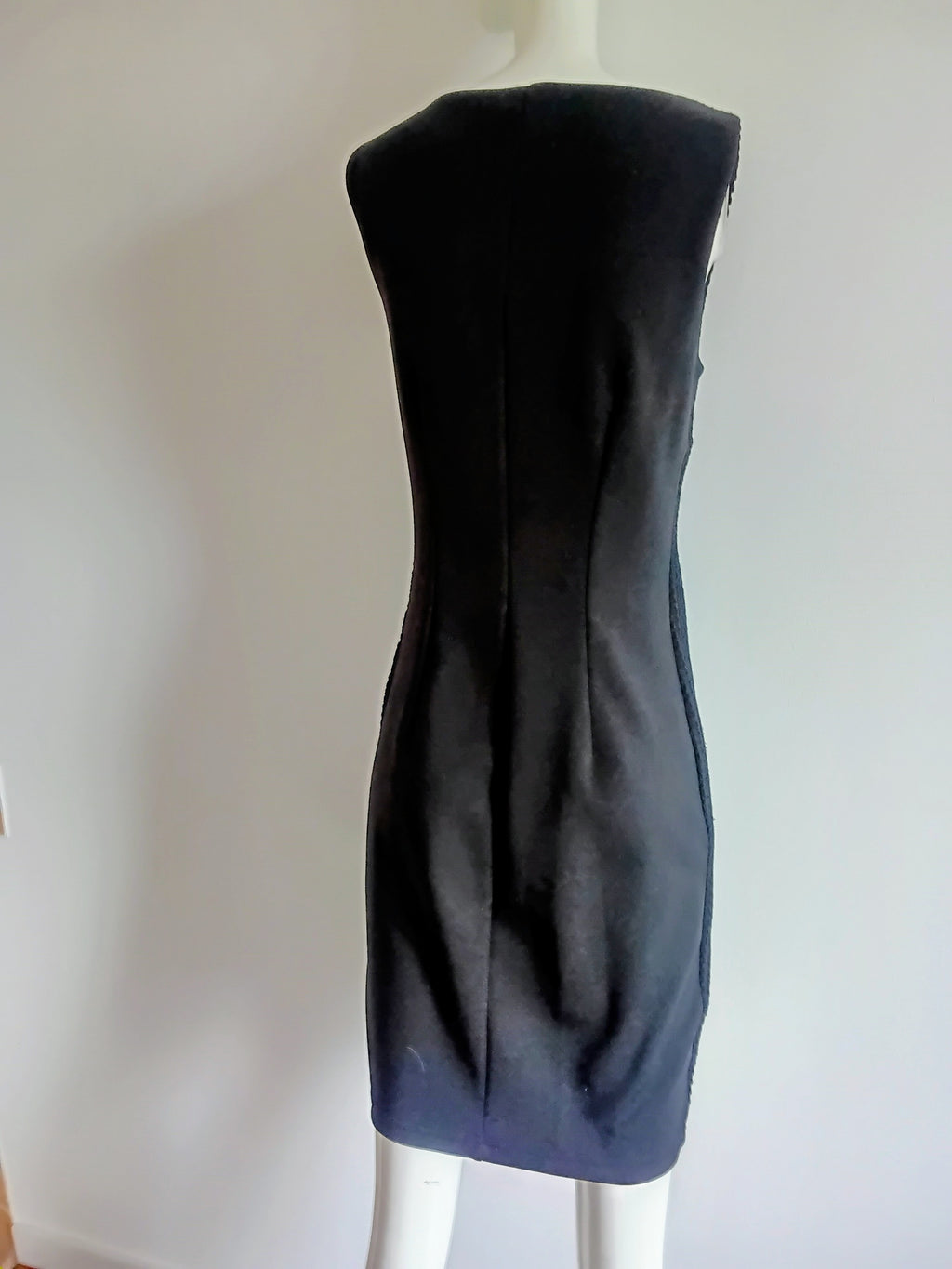 Robe Noire Gaufrée Collier Doré — Best Connections | Taille 34 EU