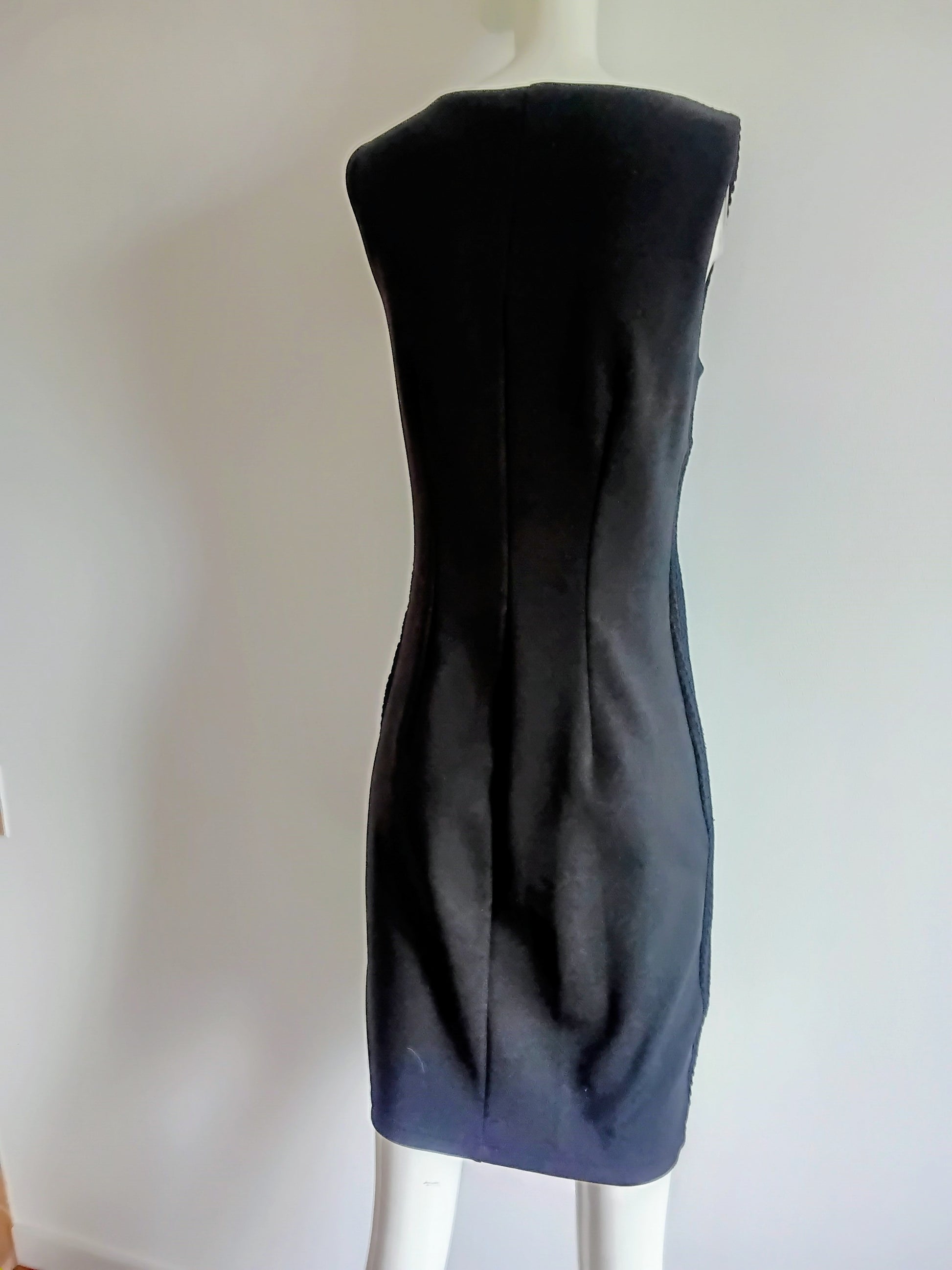 Robe noire, vue de dos complète