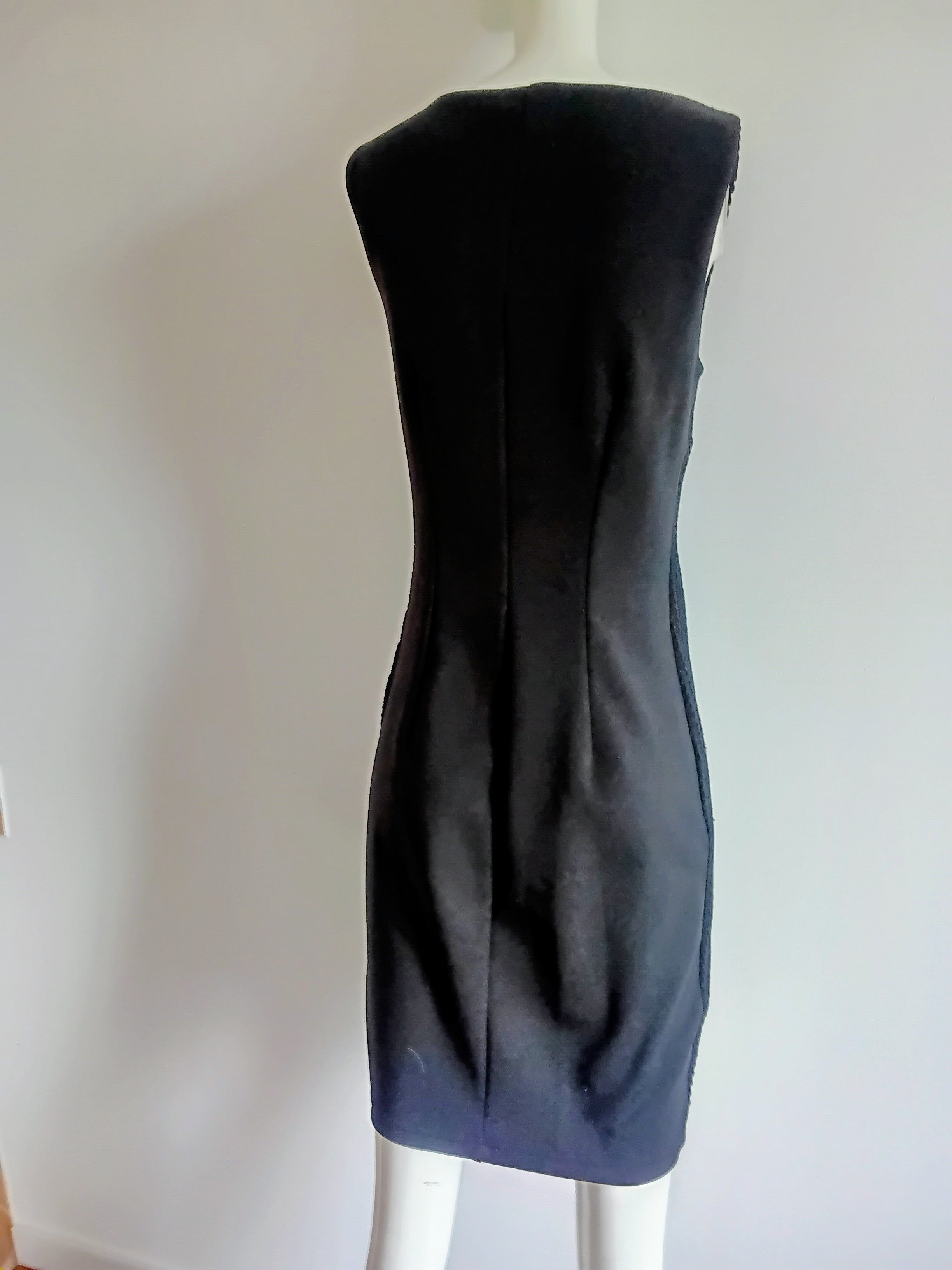 Robe Noire Gaufrée Collier Doré — Best Connections | Taille 34 EU
