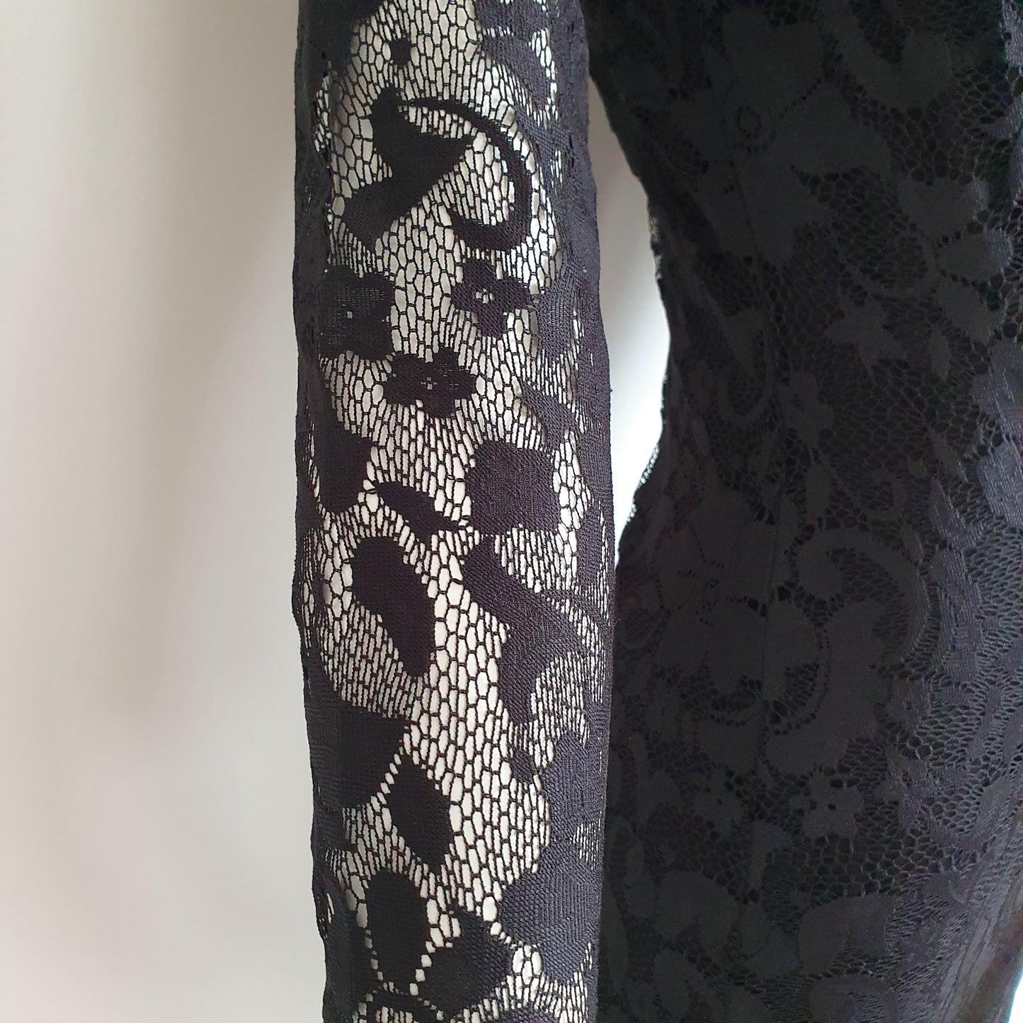 Robe Fourreau Dentelle Noire — Manches Longues Transparentes — Taille 36 FR