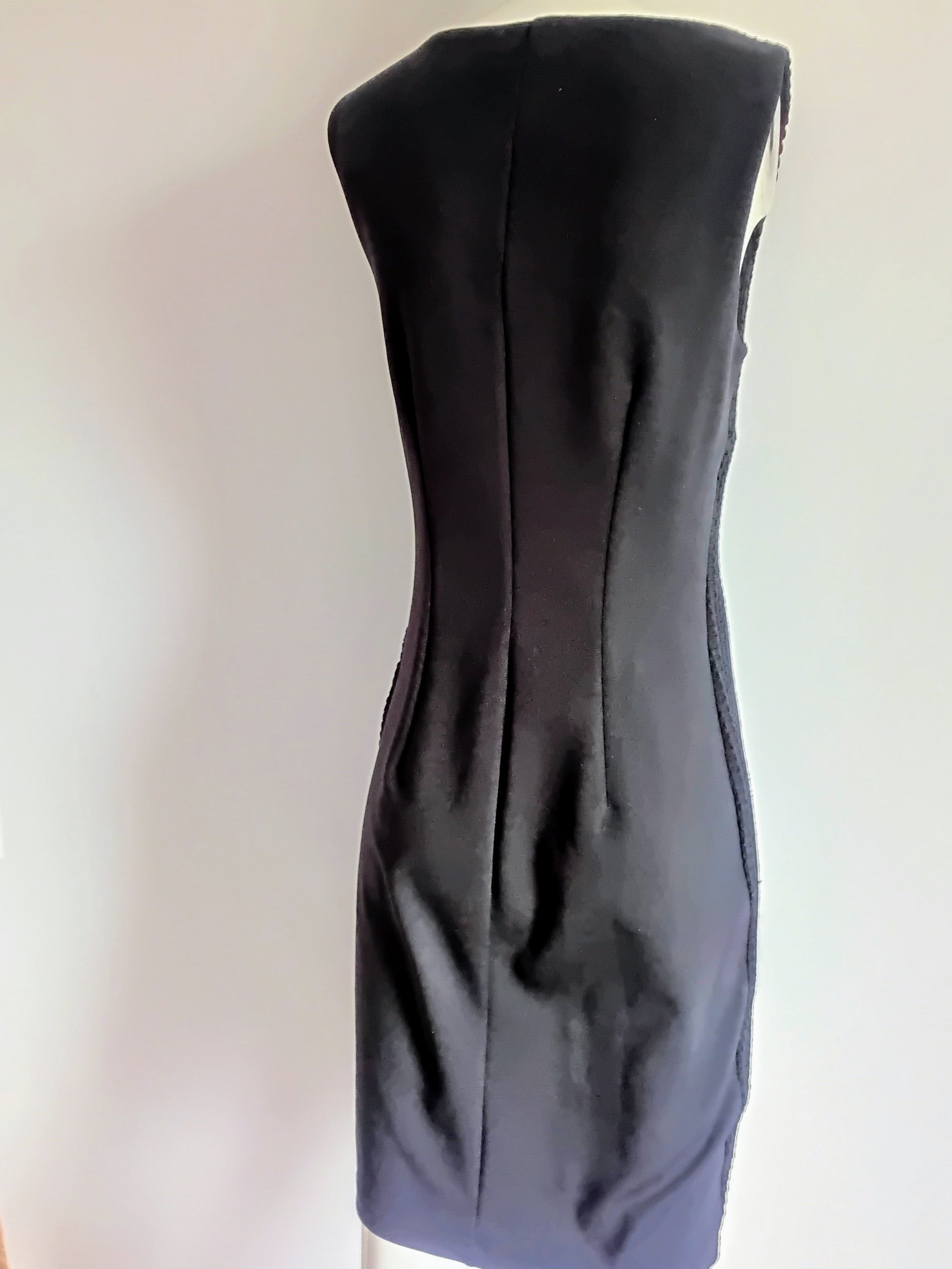 Robe Noire Gaufrée Collier Doré — Best Connections | Taille 34 EU