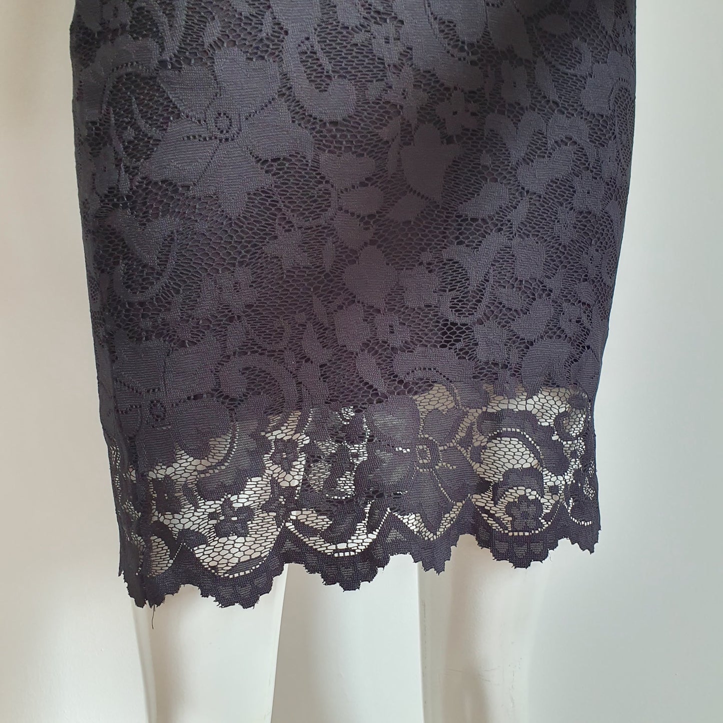 Robe Fourreau Dentelle Noire — Manches Longues Transparentes — Taille 36 FR