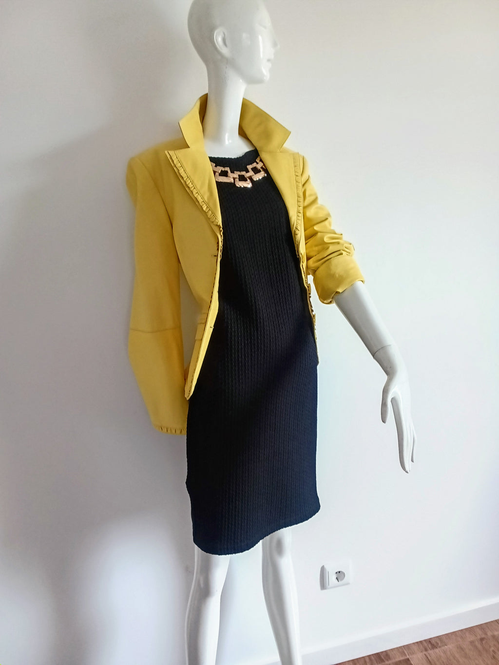 Robe Noire Gaufrée Collier Doré — Best Connections | Taille 34 EU