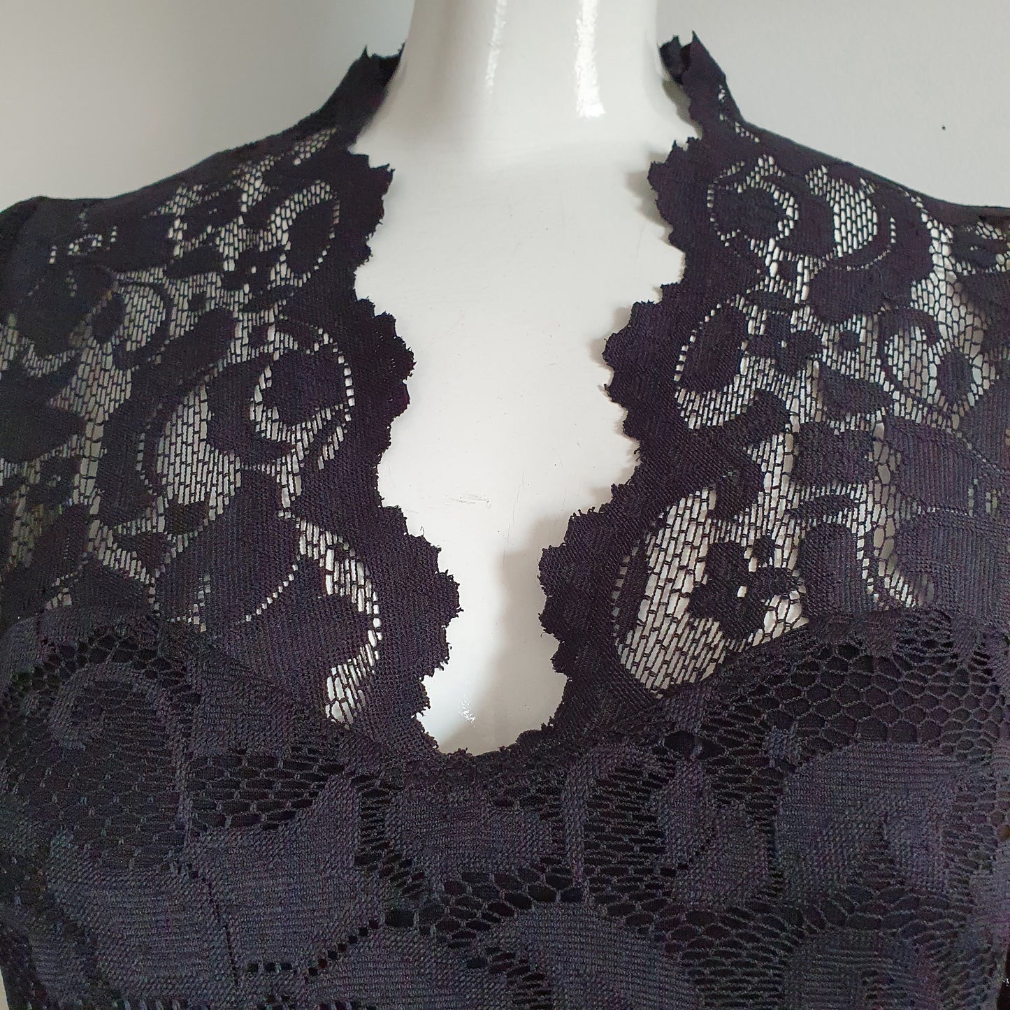 Robe Fourreau Dentelle Noire — Manches Longues Transparentes — Taille 36 FR